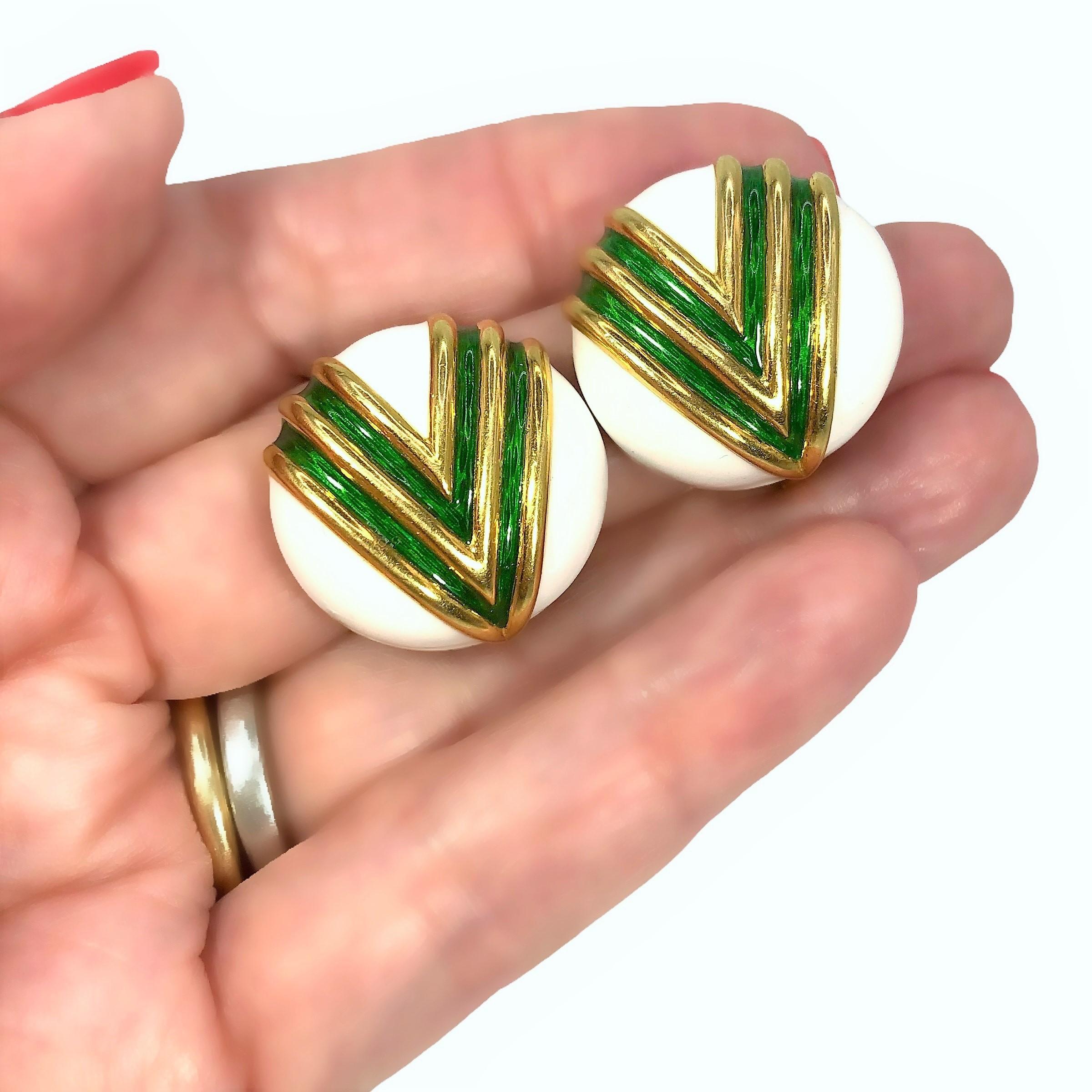 Auffällige Tiffany & Co. Runde Ohrringe aus 18 Karat weißer Emaille mit grünem Chevron-Design 4