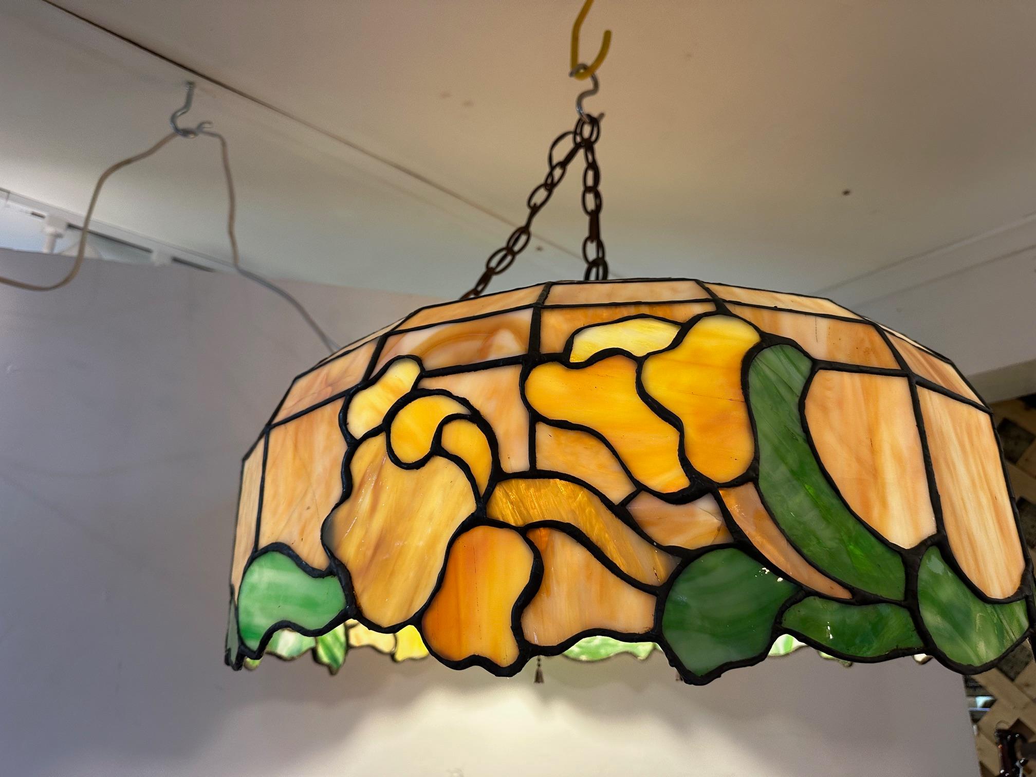 Bellissimo lampadario in vetro piombato in stile Tiffany nei colori della terra con un effetto luminoso.
Tettuccio incluso
2 luci
Catena da 18 pollici