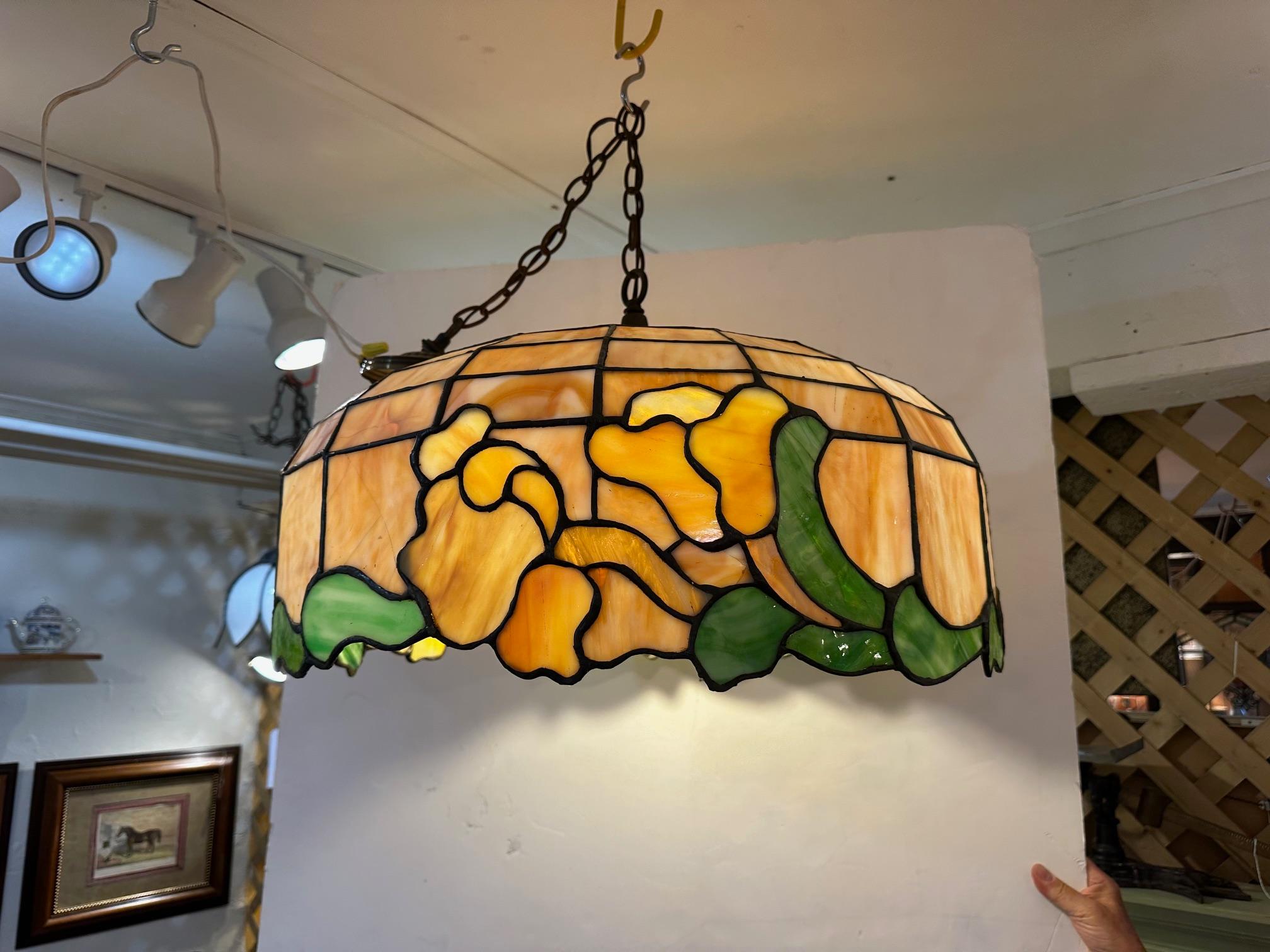 Lampadario in vetro piombato in stile Tiffany in vendita 3