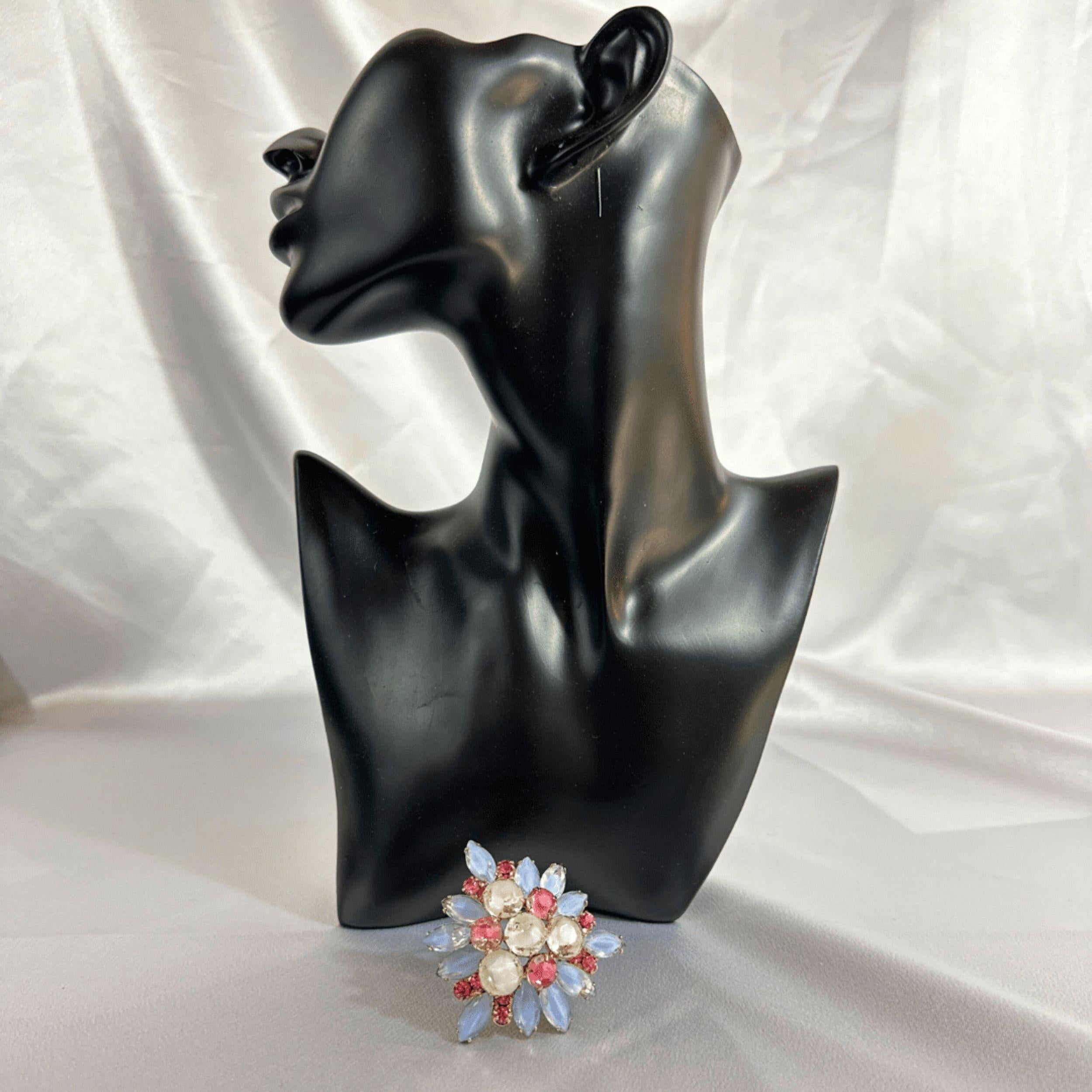 Striking Unsigned Hobe Vintage White Blue & Pink Glass and Rhinestone Brooch Pin In Excellent Condition For Sale In Jacksonville, FL