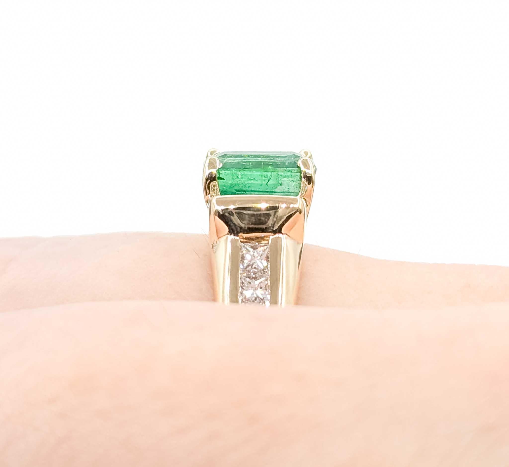 Auffälliger Vintage 14k Gelbgold Smaragd & Diamant Ring (Smaragdschliff) im Angebot