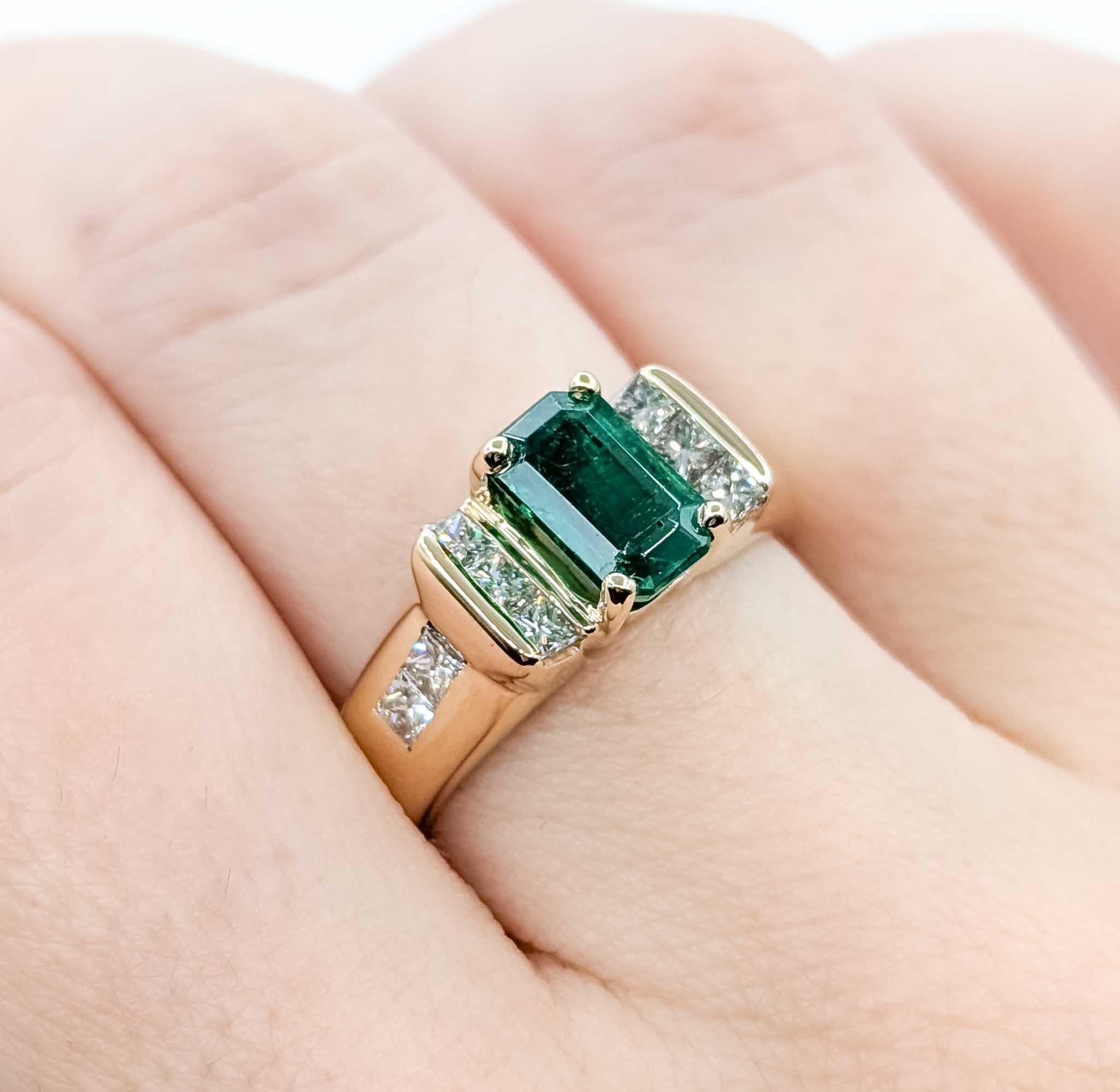Auffälliger Vintage 14k Gelbgold Smaragd & Diamant Ring im Zustand „Hervorragend“ im Angebot in Bloomington, MN