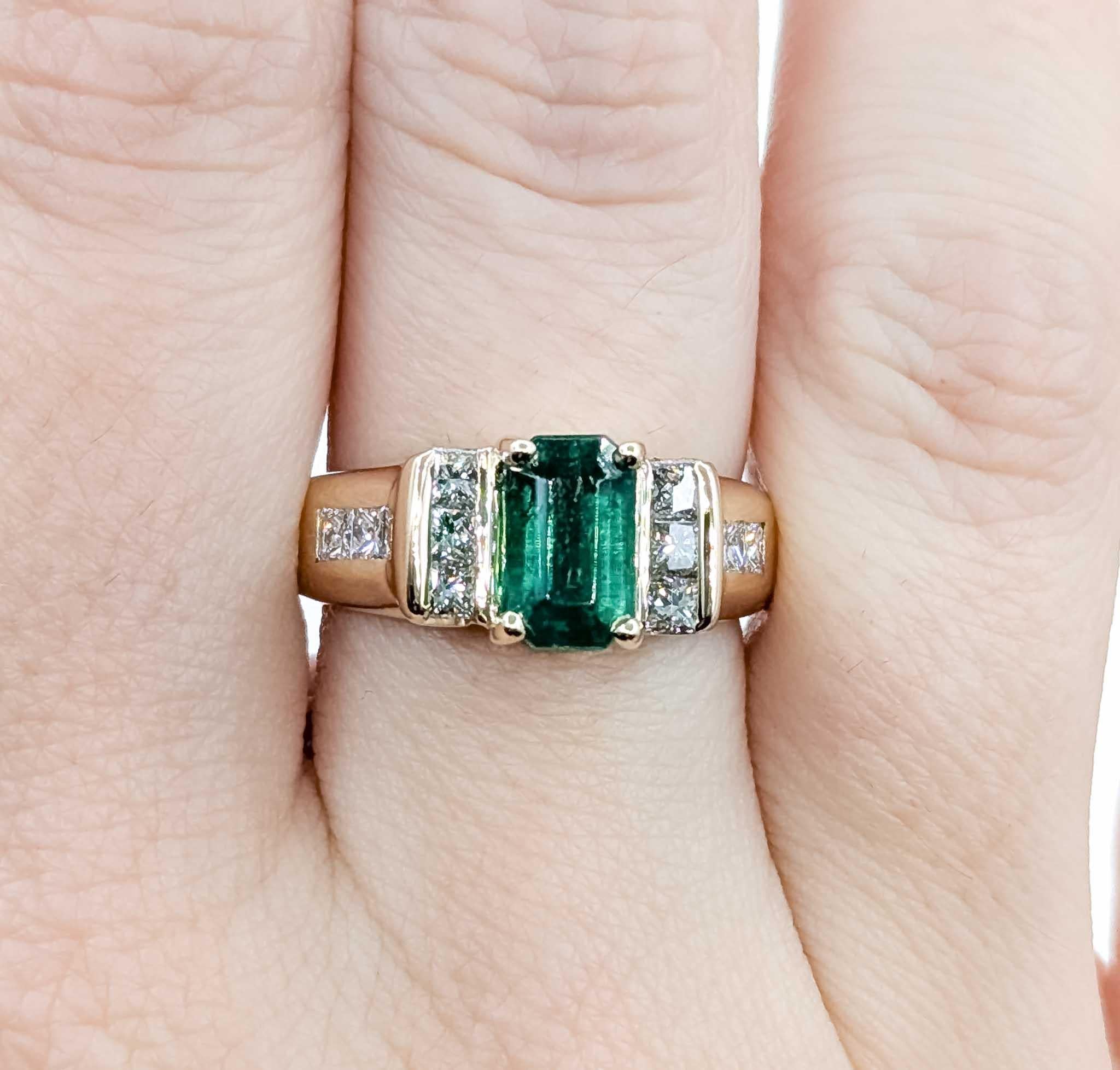 Auffälliger Vintage 14k Gelbgold Smaragd & Diamant Ring Damen im Angebot