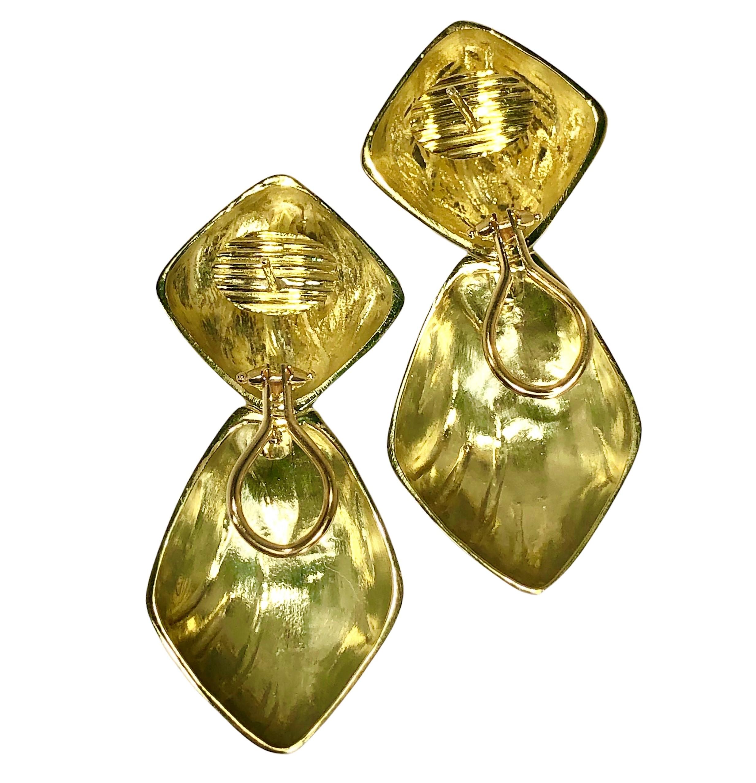 Striking Vintage 14k Yellow Gold Tiger Stripe Enamel Hanging Earrings In Good Condition For Sale In Palm Beach, FL