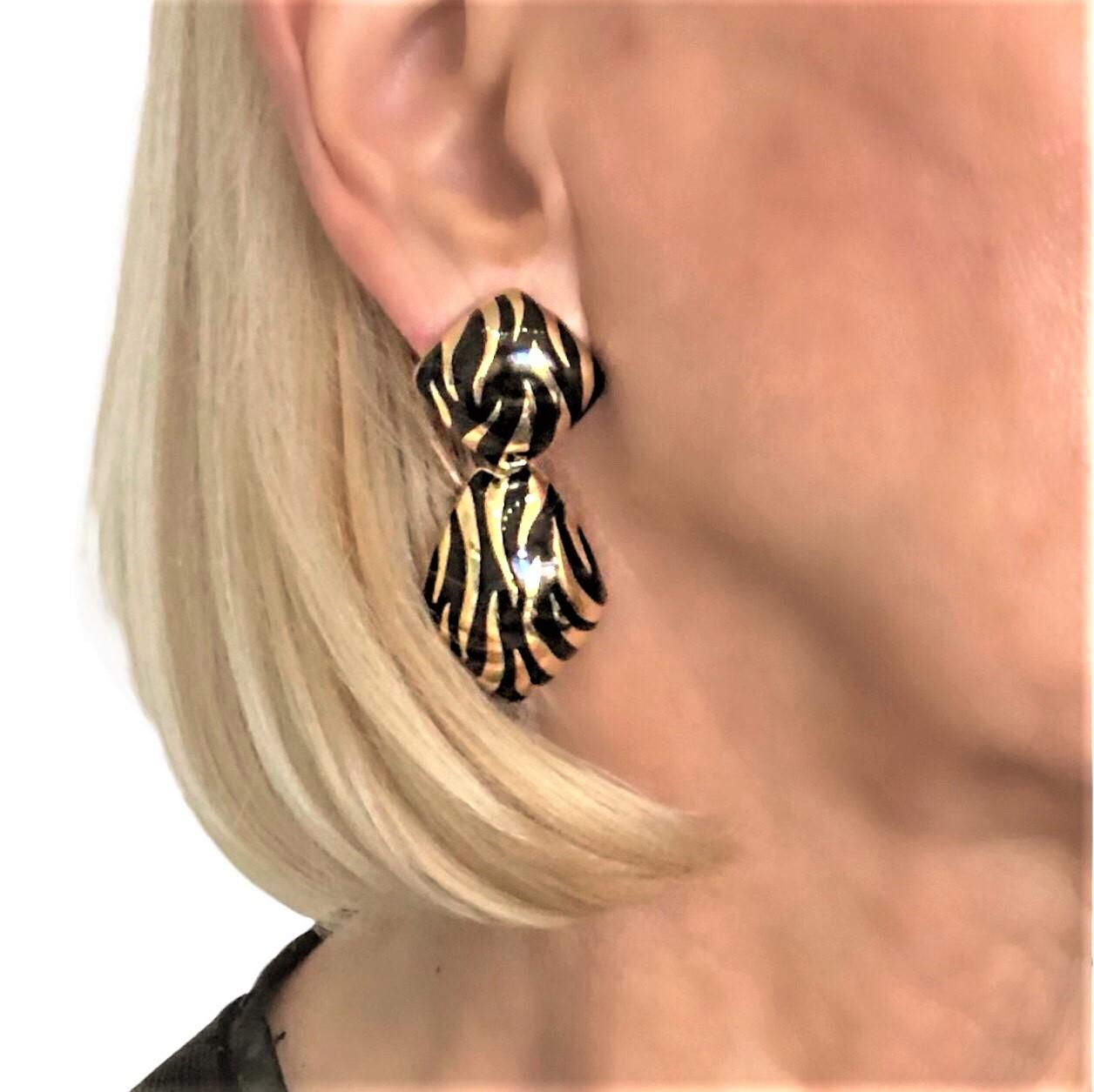 Striking Vintage 14k Yellow Gold Tiger Stripe Enamel Hanging Earrings For Sale 3