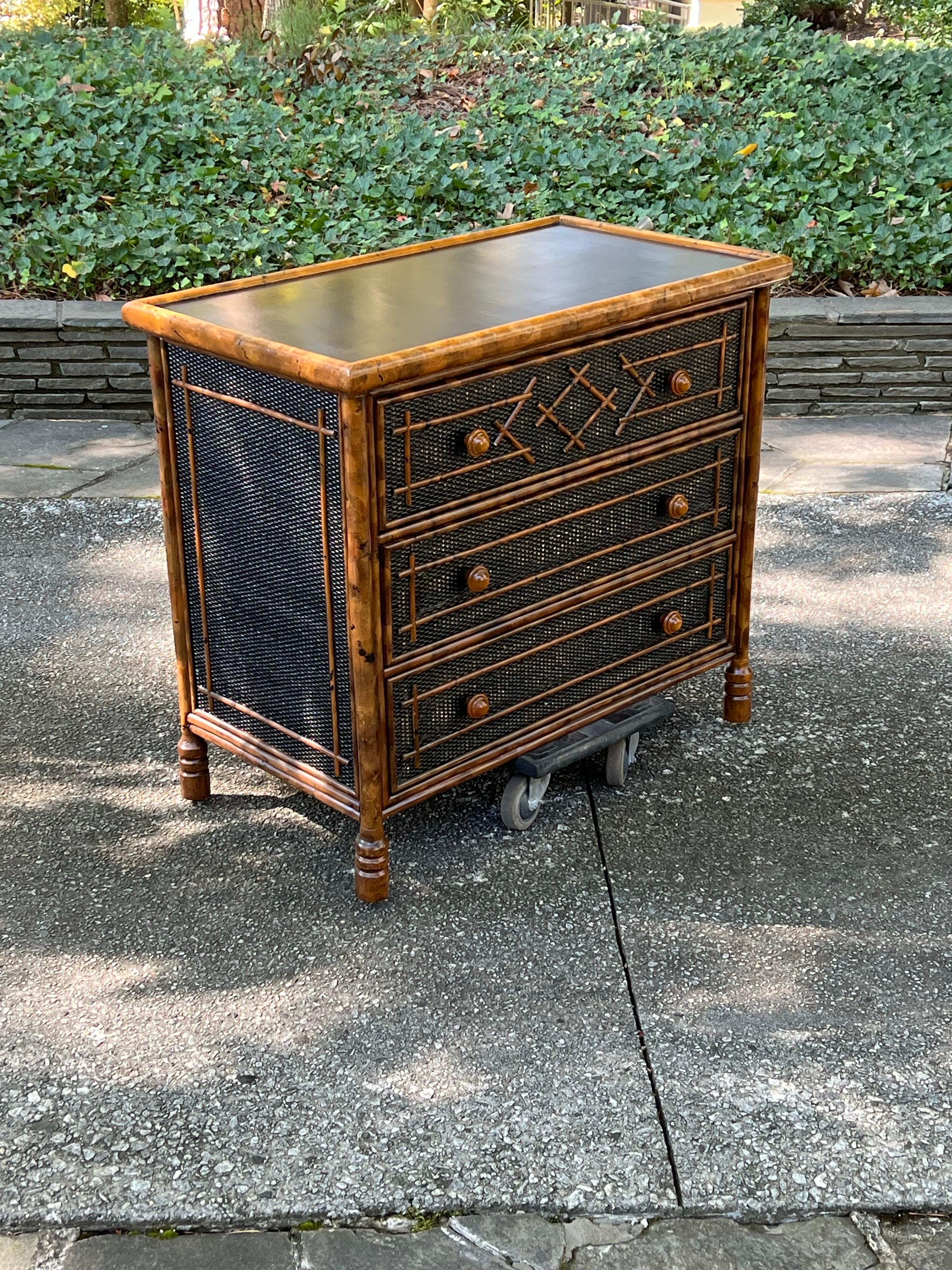 Strepitosa cassapanca di bambù in rattan British Colonial d'epoca - Coppia disponibile in vendita 3