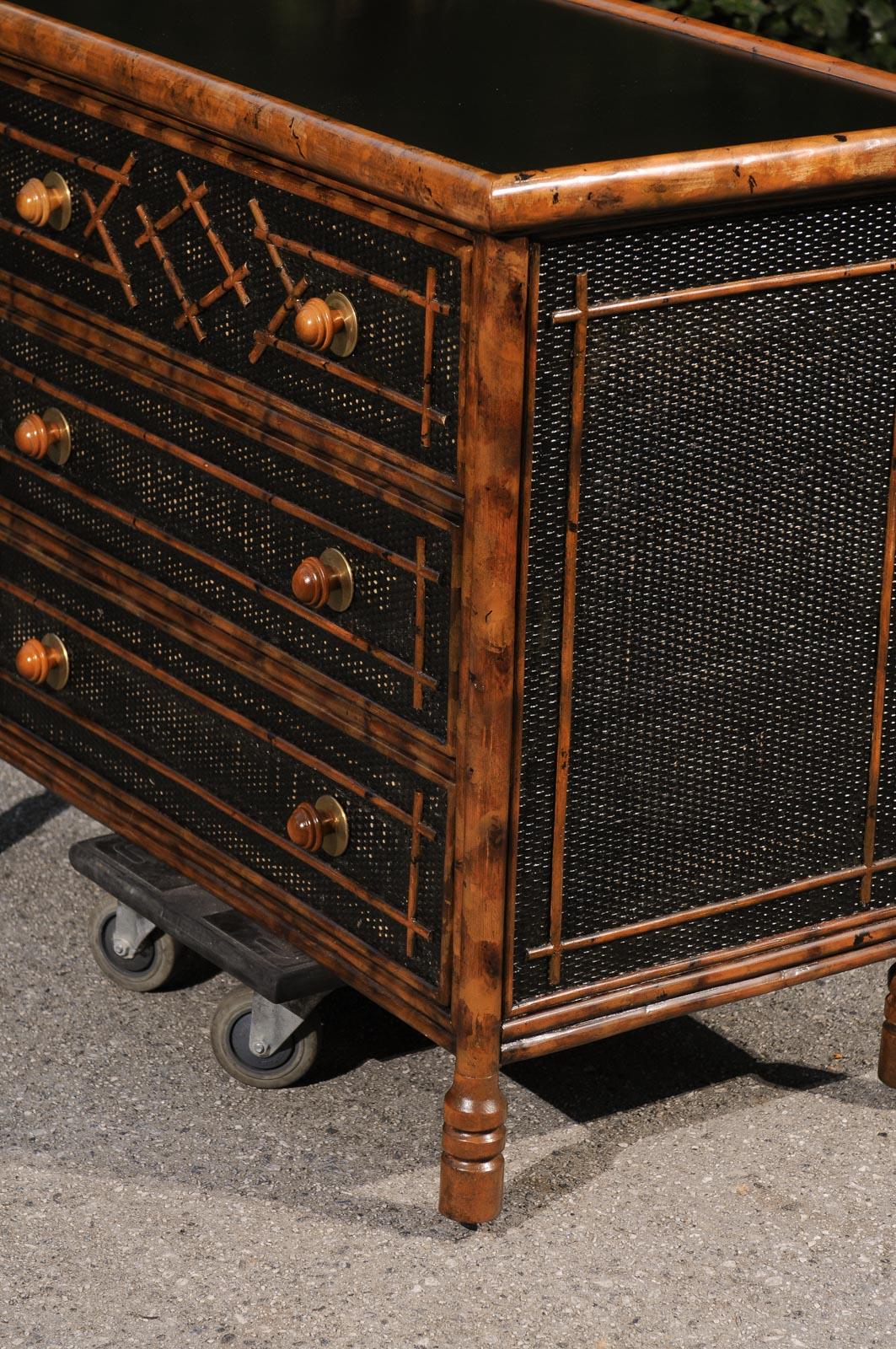 Strepitosa cassapanca di bambù in rattan British Colonial d'epoca - Coppia disponibile in vendita 3