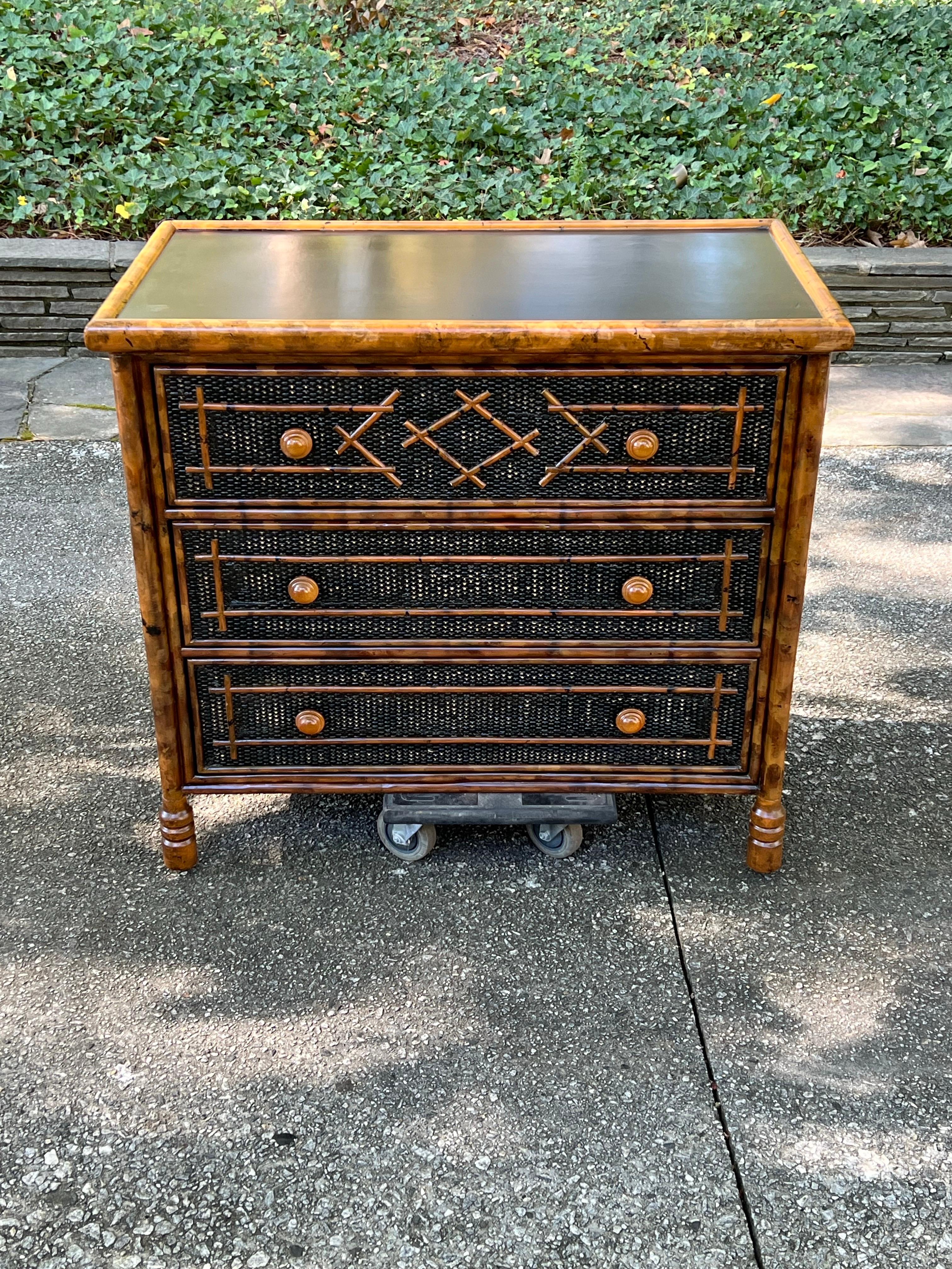 Strepitosa cassapanca di bambù in rattan British Colonial d'epoca - Coppia disponibile in vendita 4