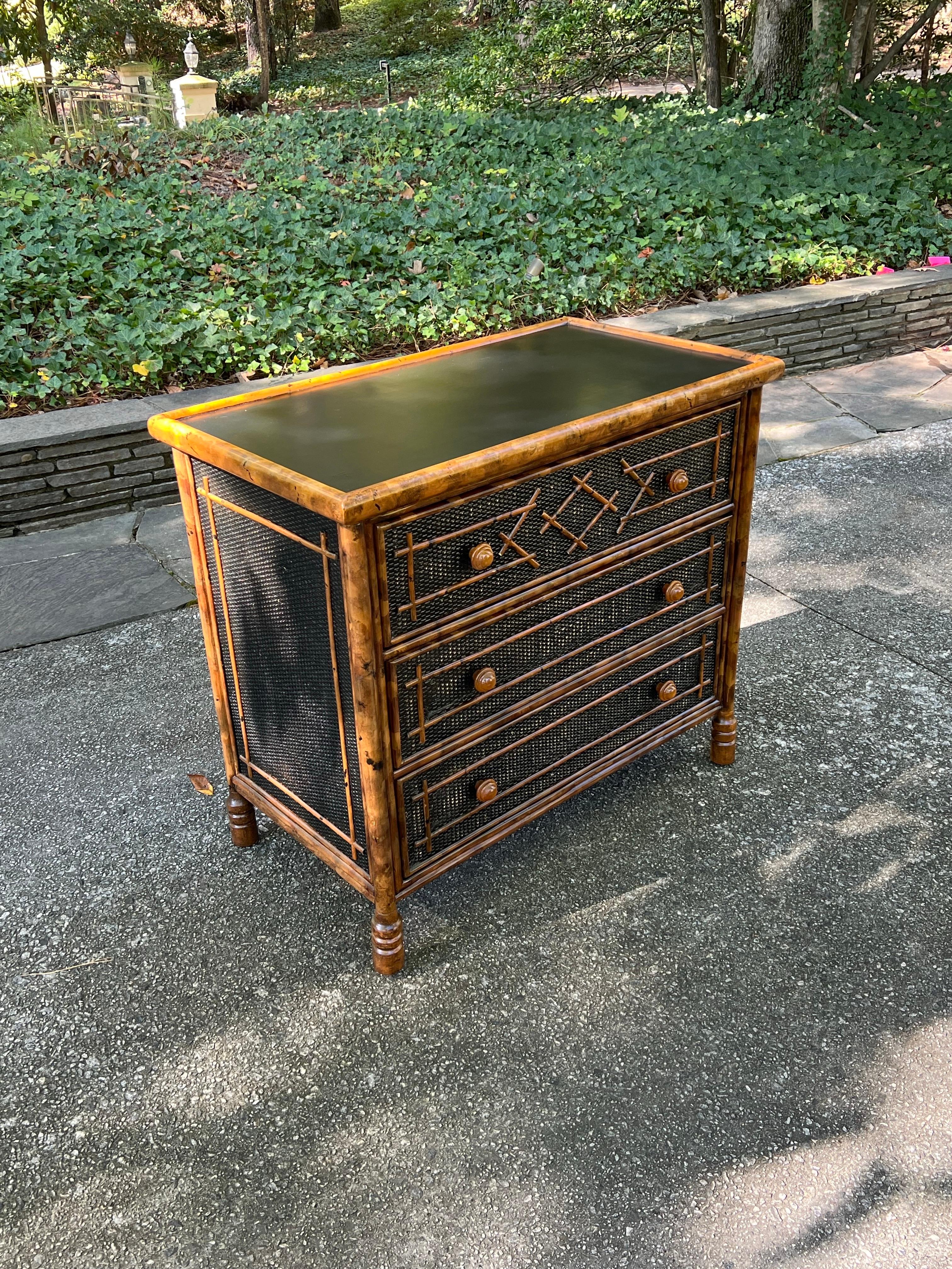 Strepitosa cassapanca di bambù in rattan British Colonial d'epoca - Coppia disponibile in vendita 5