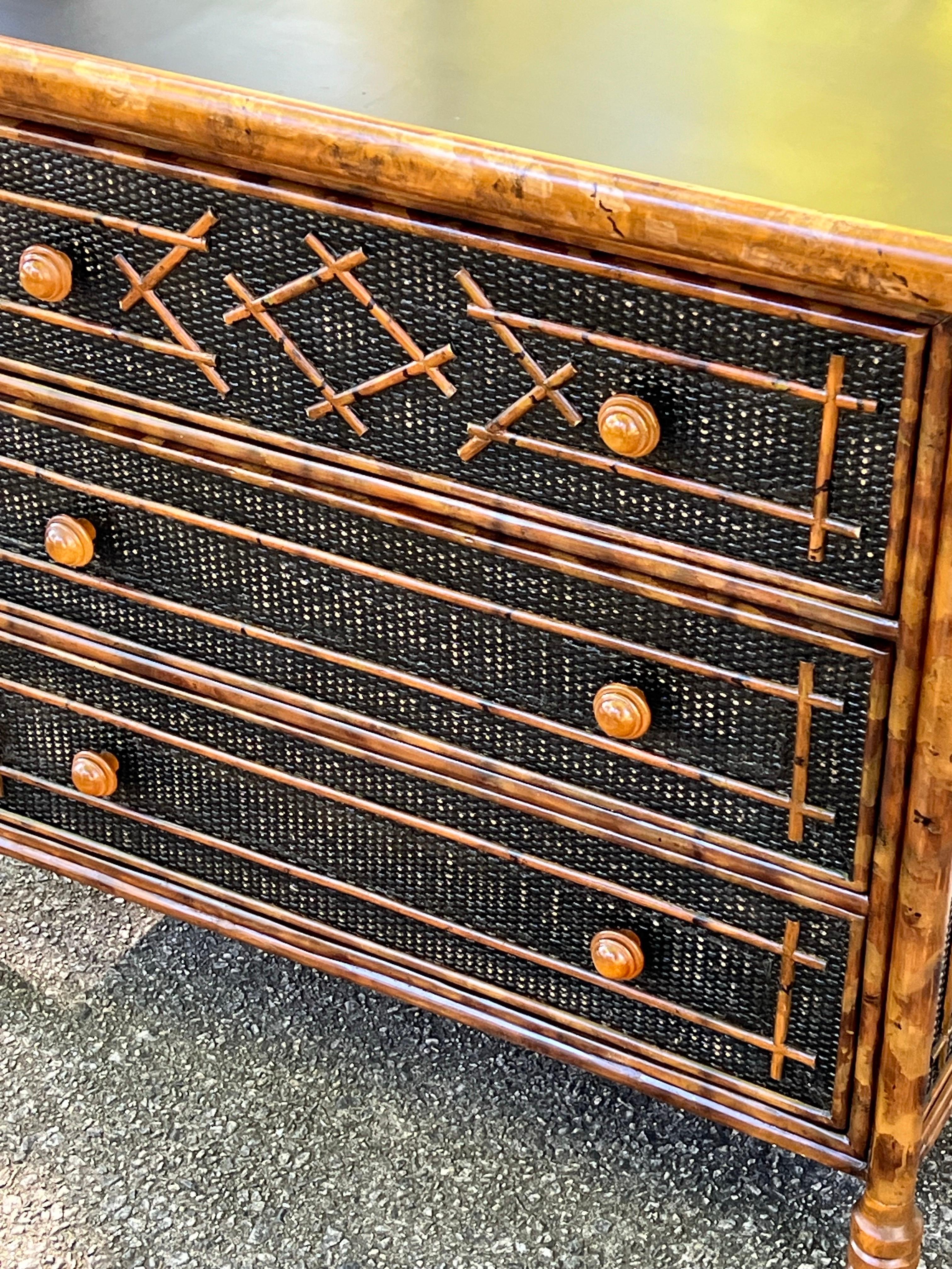 Strepitosa cassapanca di bambù in rattan British Colonial d'epoca - Coppia disponibile in vendita 6