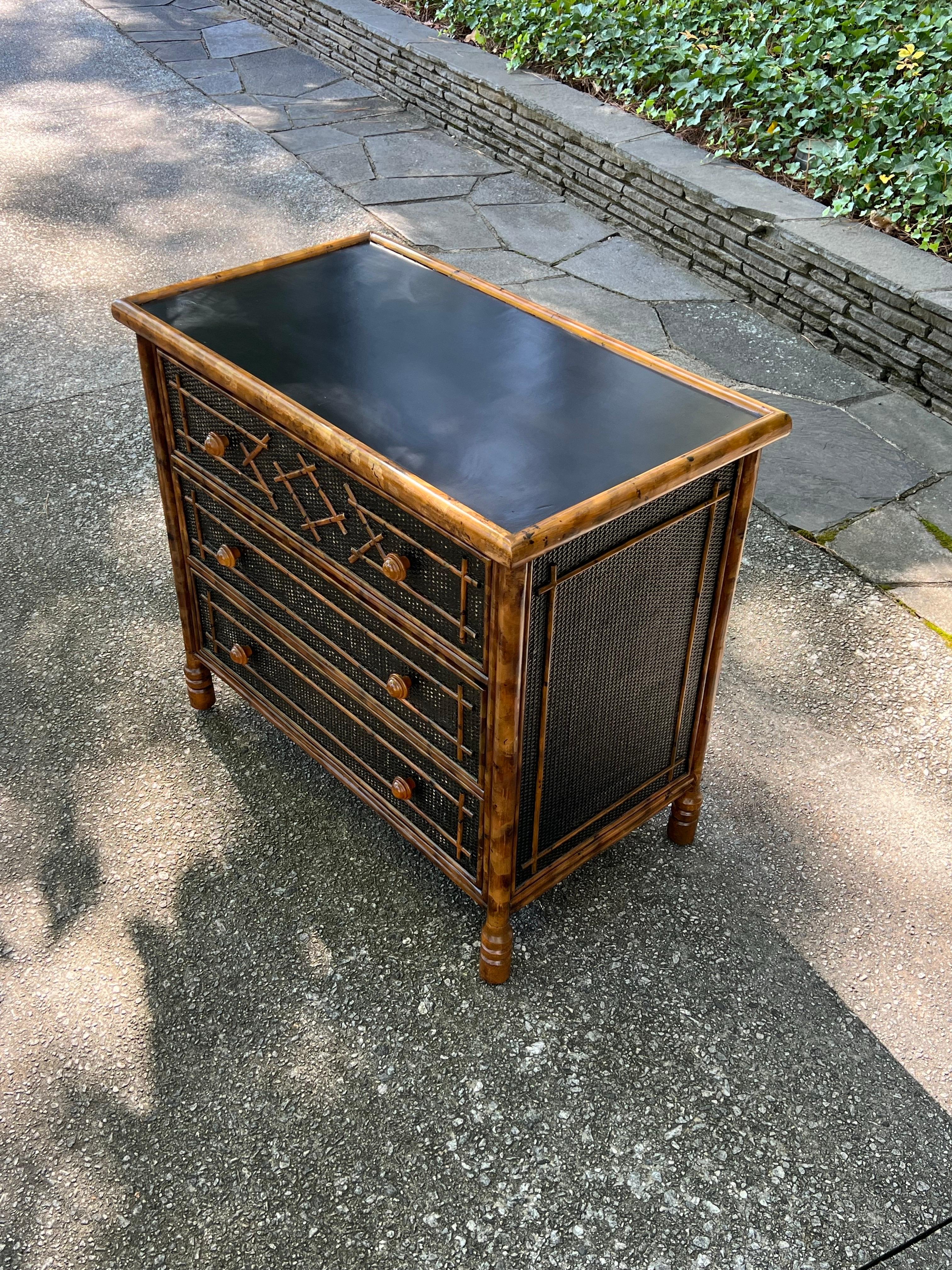 Strepitosa cassapanca di bambù in rattan British Colonial d'epoca - Coppia disponibile in vendita 7