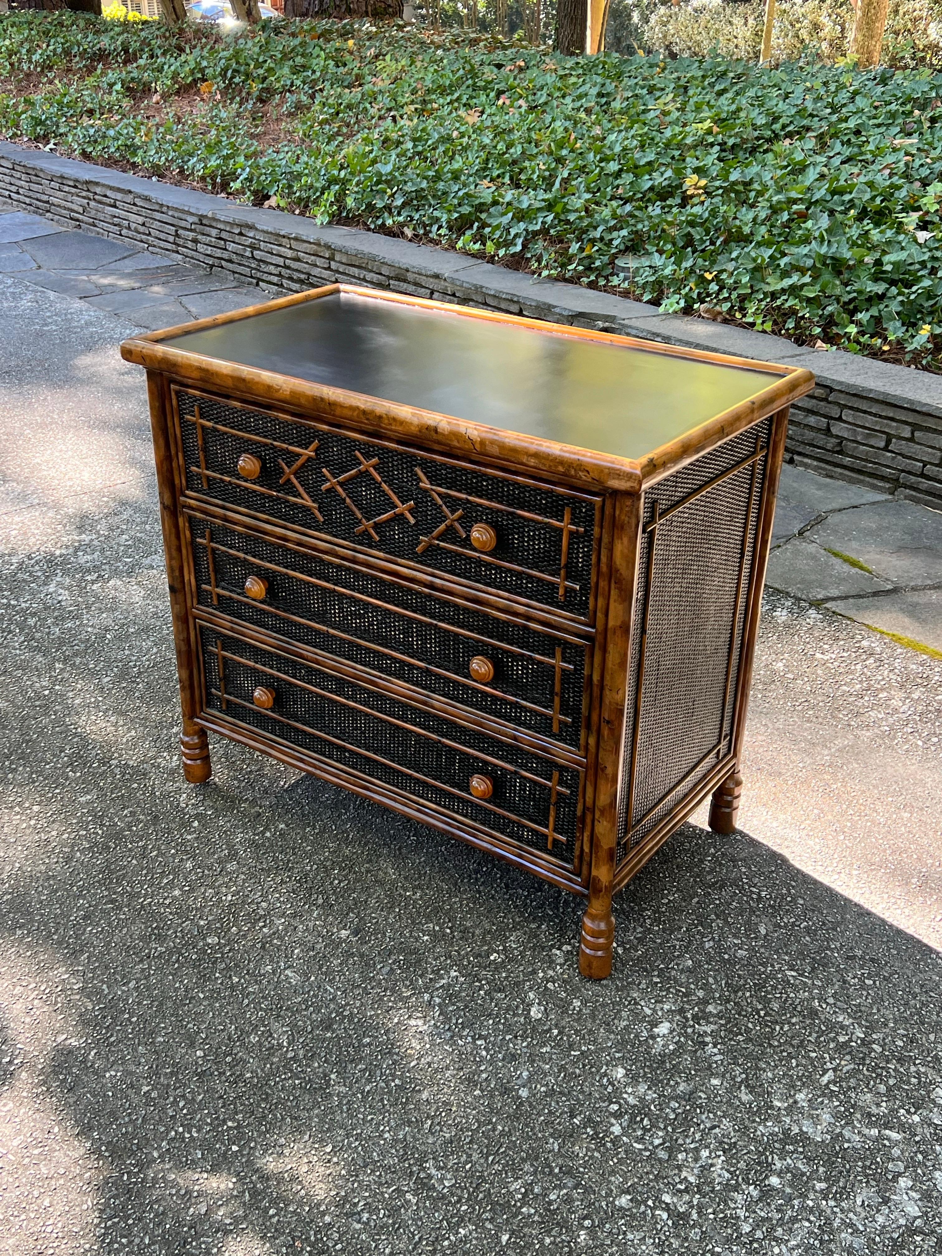 Strepitosa cassapanca di bambù in rattan British Colonial d'epoca - Coppia disponibile in vendita 8