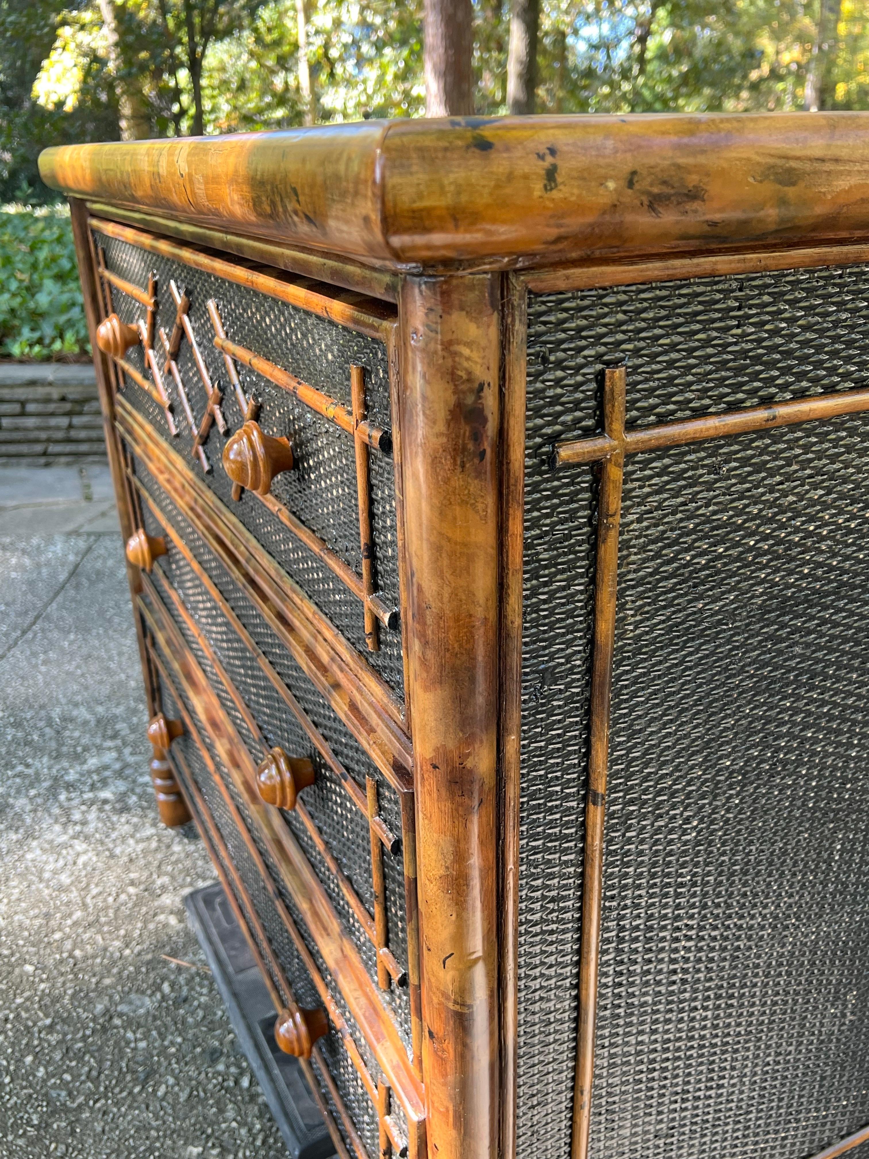 Strepitosa cassapanca di bambù in rattan British Colonial d'epoca - Coppia disponibile in vendita 9