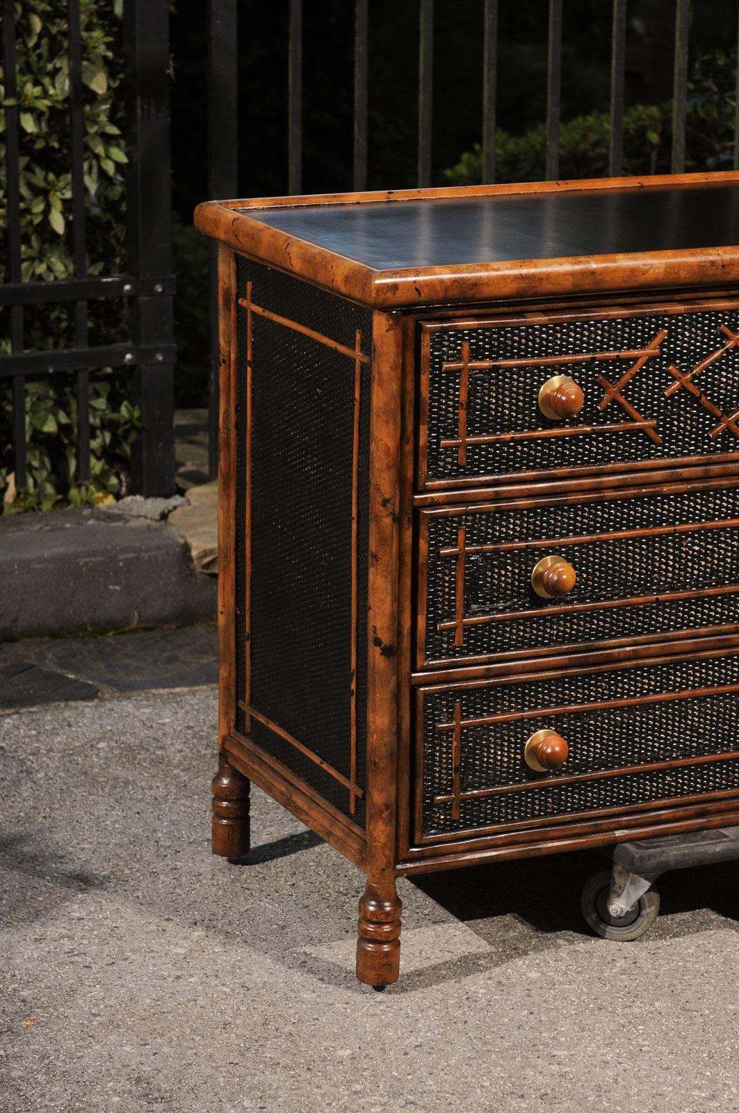 Strepitosa cassapanca di bambù in rattan British Colonial d'epoca - Coppia disponibile in vendita 9