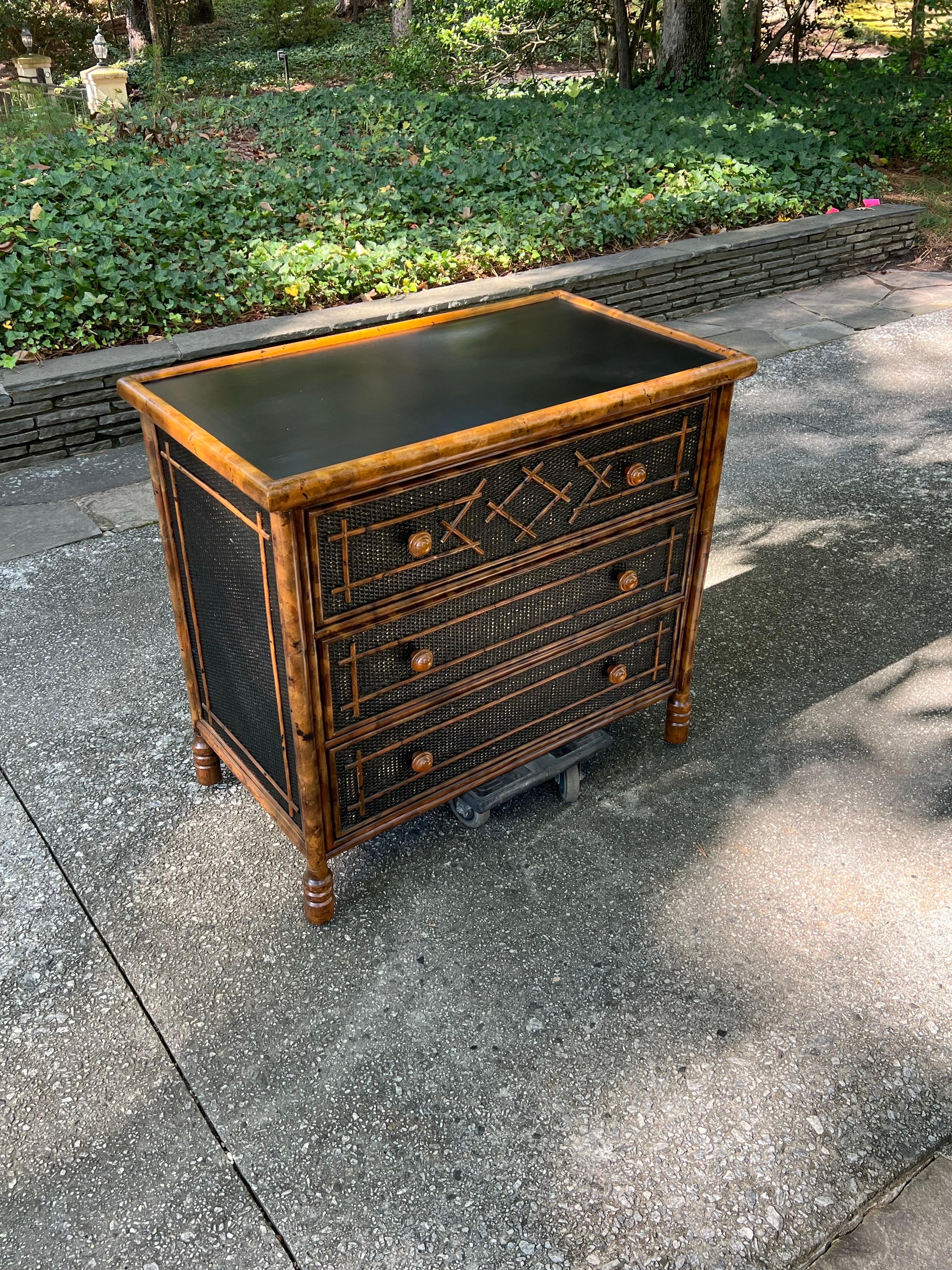 Strepitosa cassapanca di bambù in rattan British Colonial d'epoca - Coppia disponibile in vendita 10