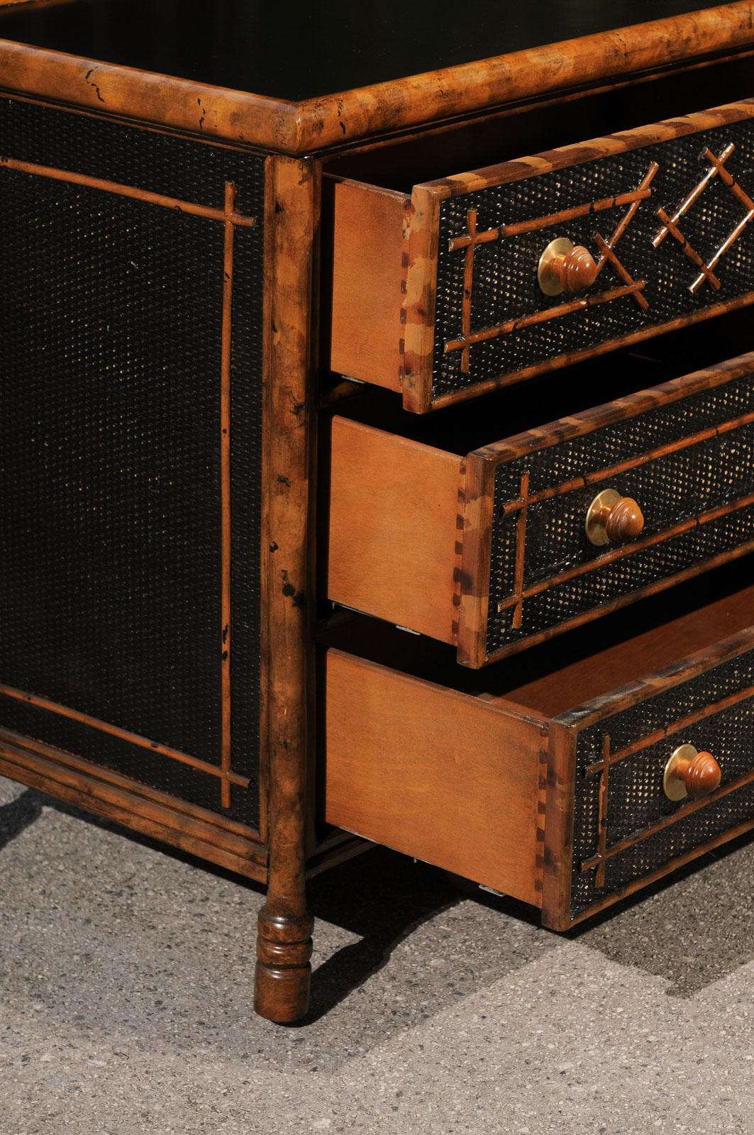 Strepitosa cassapanca di bambù in rattan British Colonial d'epoca - Coppia disponibile in vendita 11