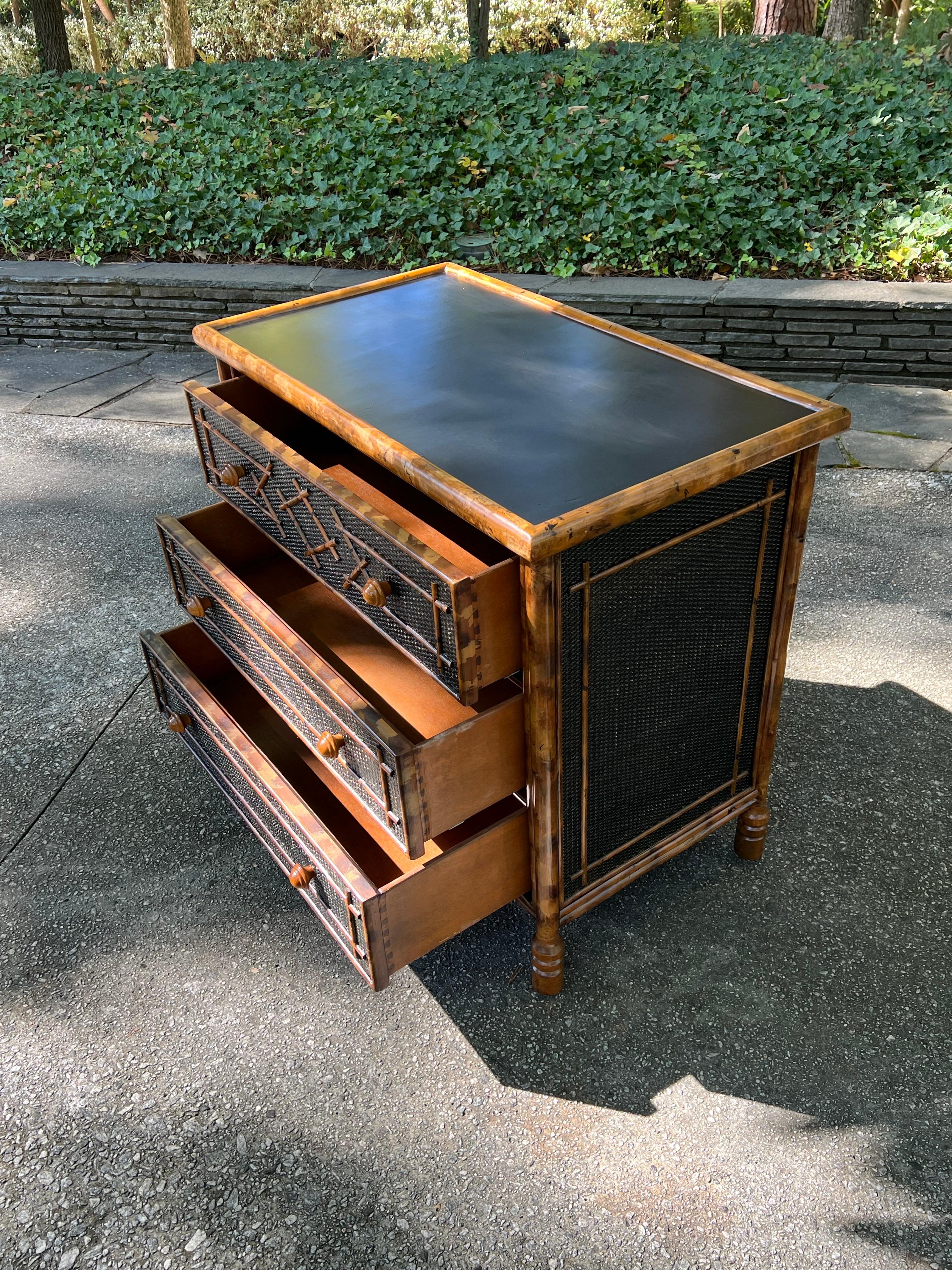 Strepitosa cassapanca di bambù in rattan British Colonial d'epoca - Coppia disponibile in vendita 12
