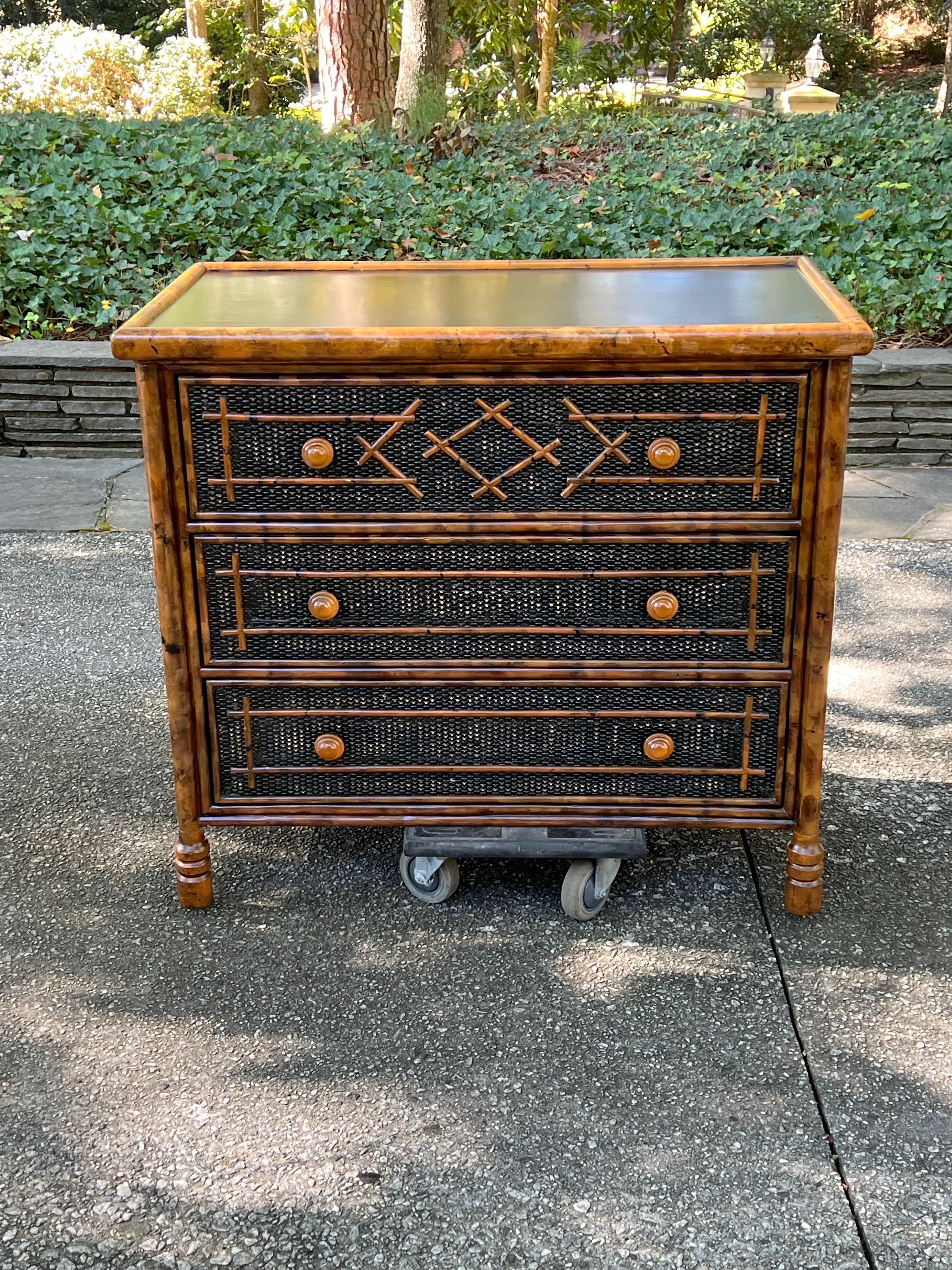 Organico moderno Strepitosa cassapanca di bambù in rattan British Colonial d'epoca - Coppia disponibile in vendita