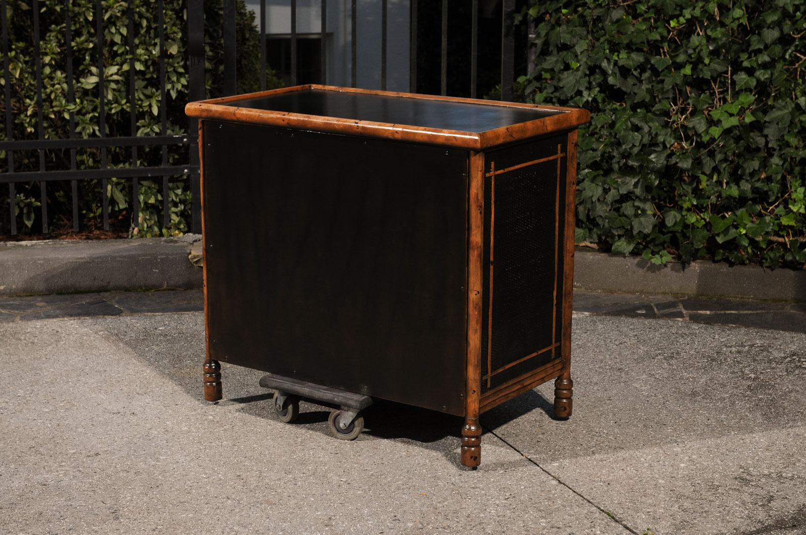 Organico moderno Strepitosa cassapanca di bambù in rattan British Colonial d'epoca - Coppia disponibile in vendita