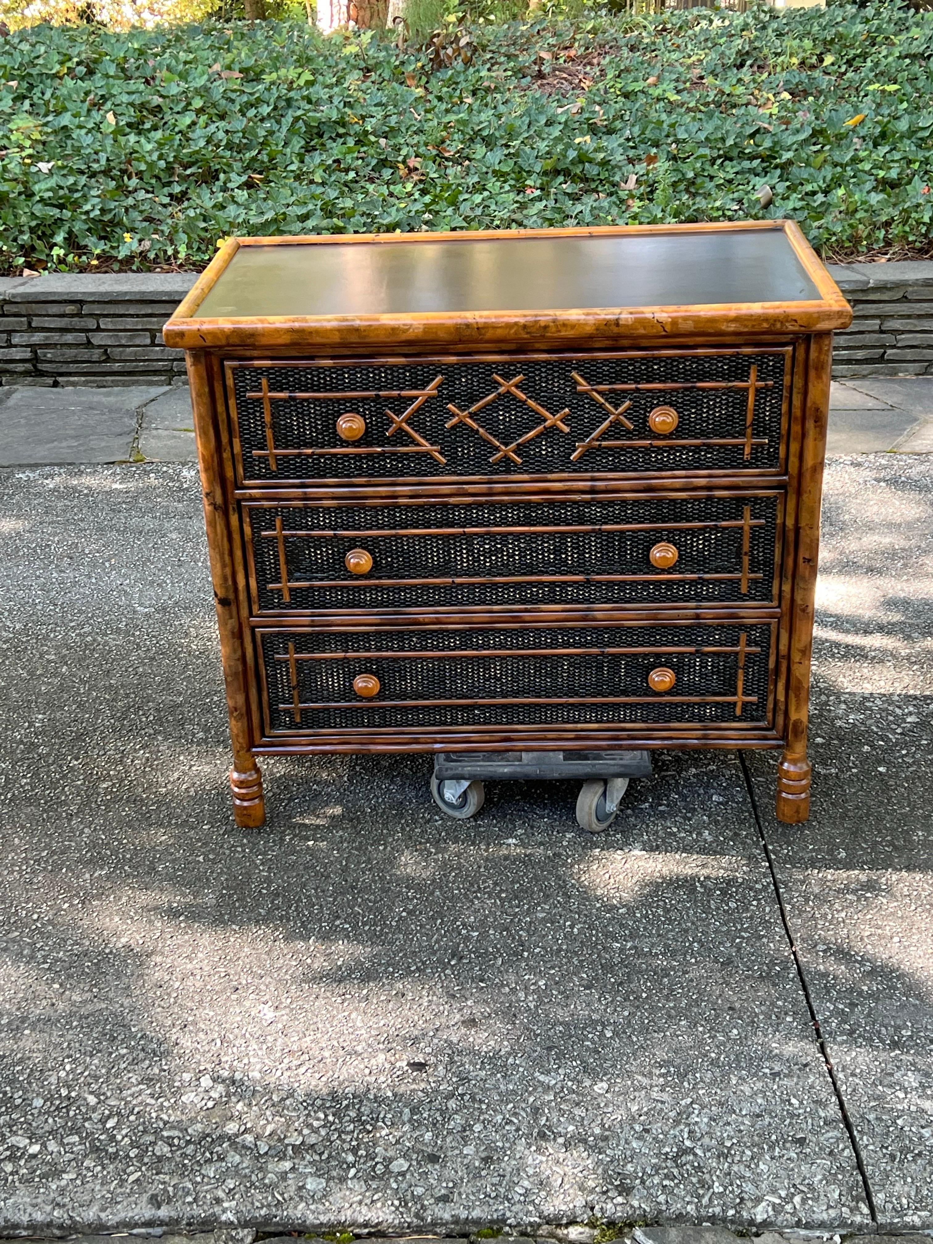 Americano Strepitosa cassapanca di bambù in rattan British Colonial d'epoca - Coppia disponibile in vendita