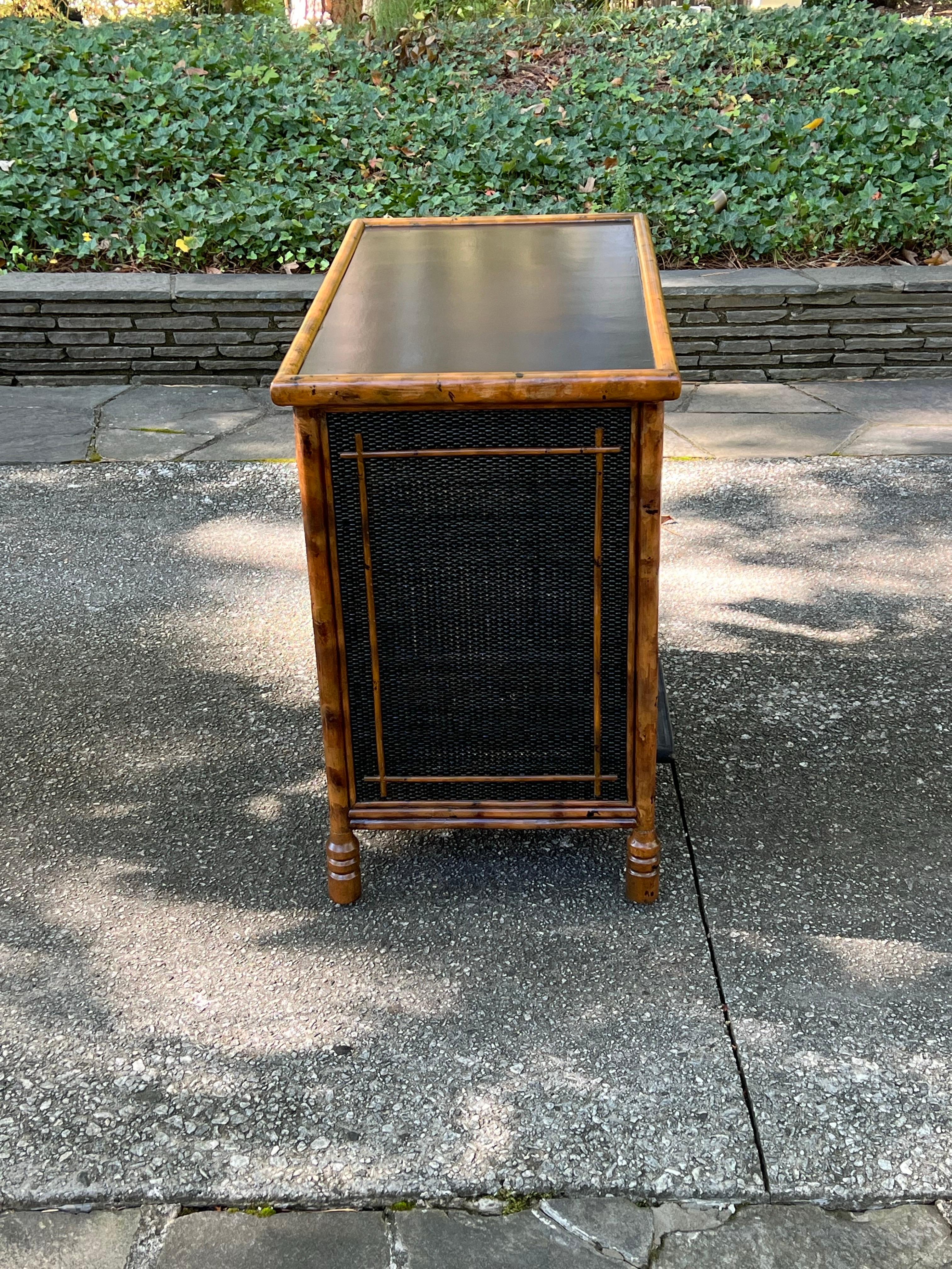 Strepitosa cassapanca di bambù in rattan British Colonial d'epoca - Coppia disponibile In condizioni ottime in vendita a Atlanta, GA