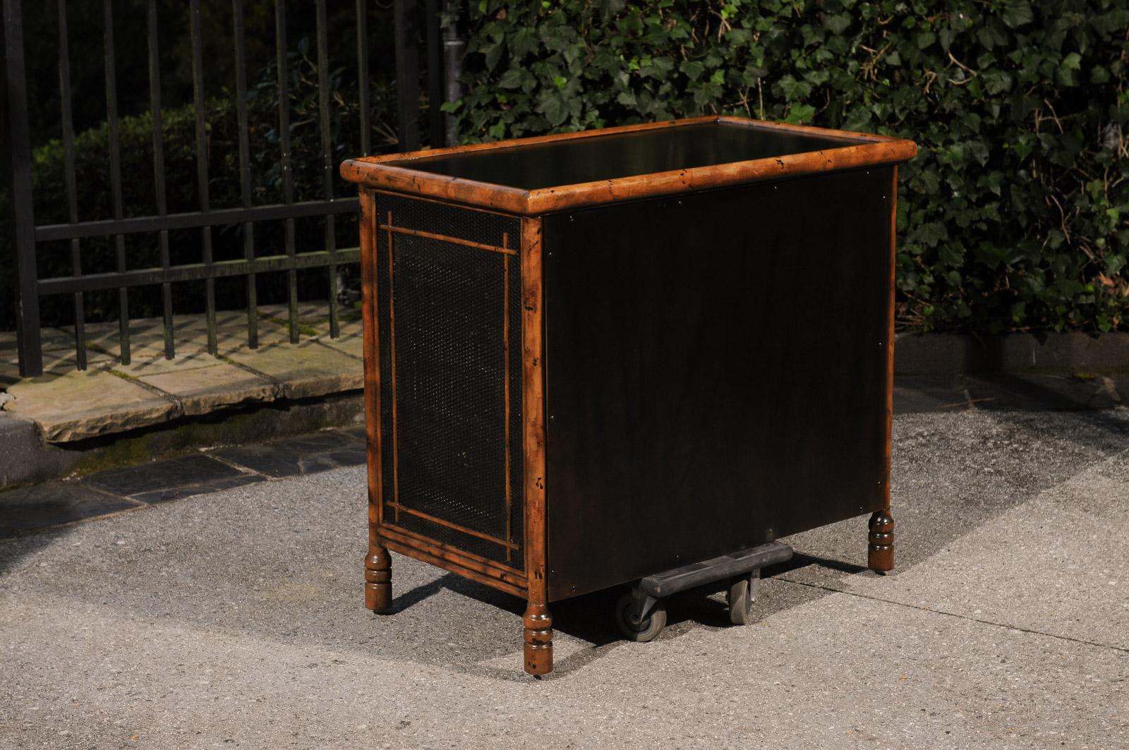 Strepitosa cassapanca di bambù in rattan British Colonial d'epoca - Coppia disponibile In condizioni ottime in vendita a Atlanta, GA