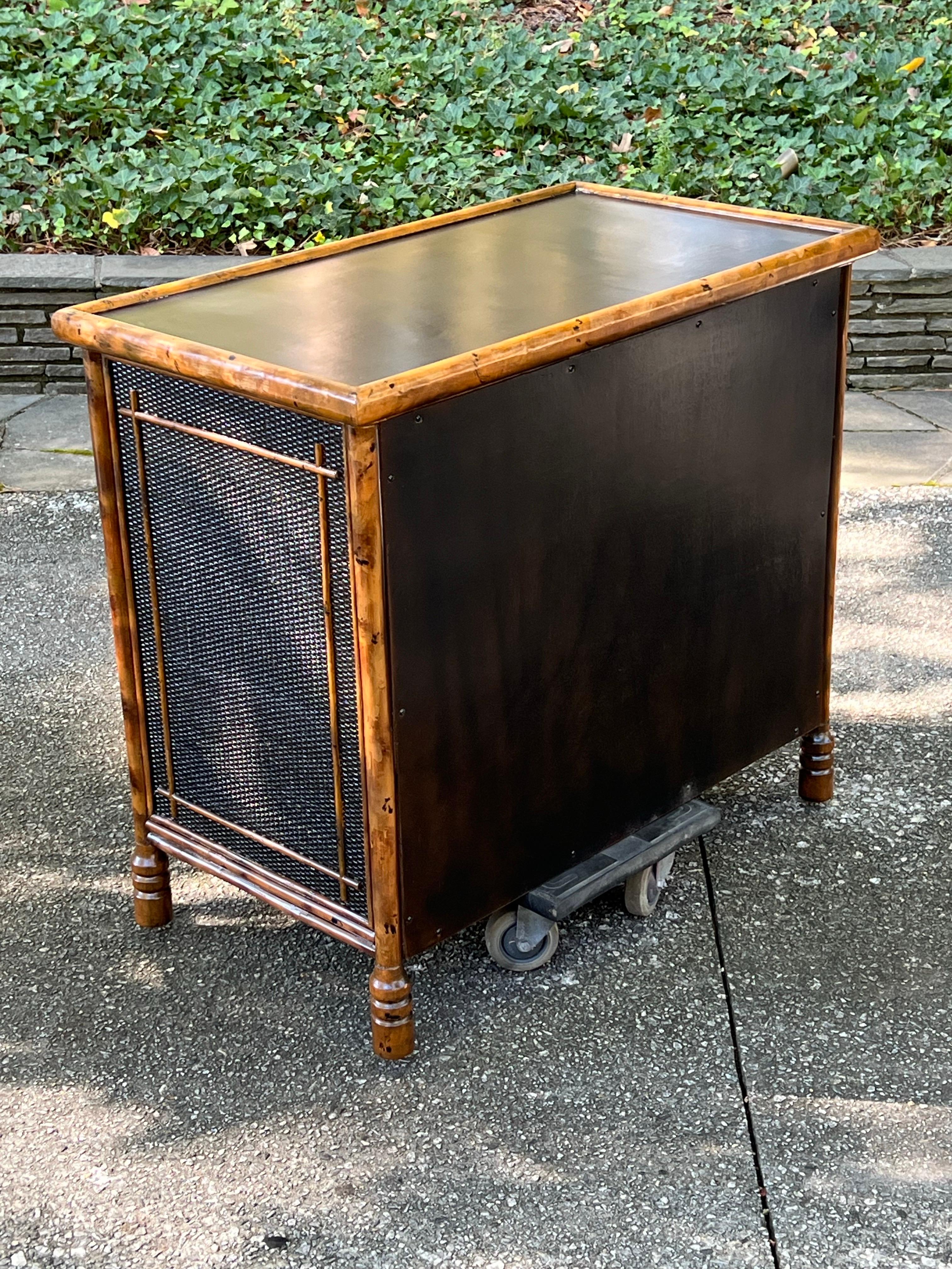 Fine XX secolo Strepitosa cassapanca di bambù in rattan British Colonial d'epoca - Coppia disponibile in vendita