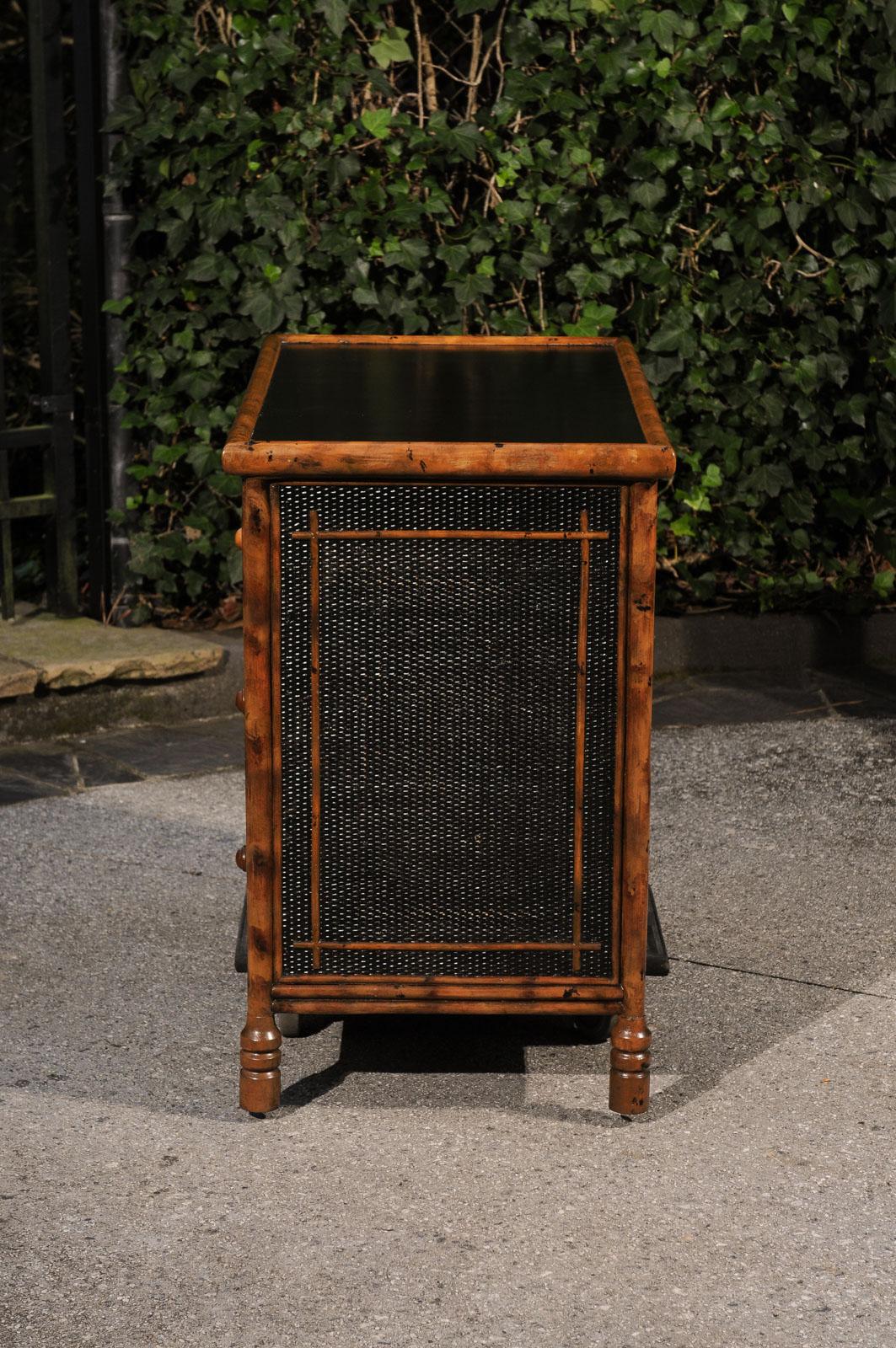 Fine XX secolo Strepitosa cassapanca di bambù in rattan British Colonial d'epoca - Coppia disponibile in vendita