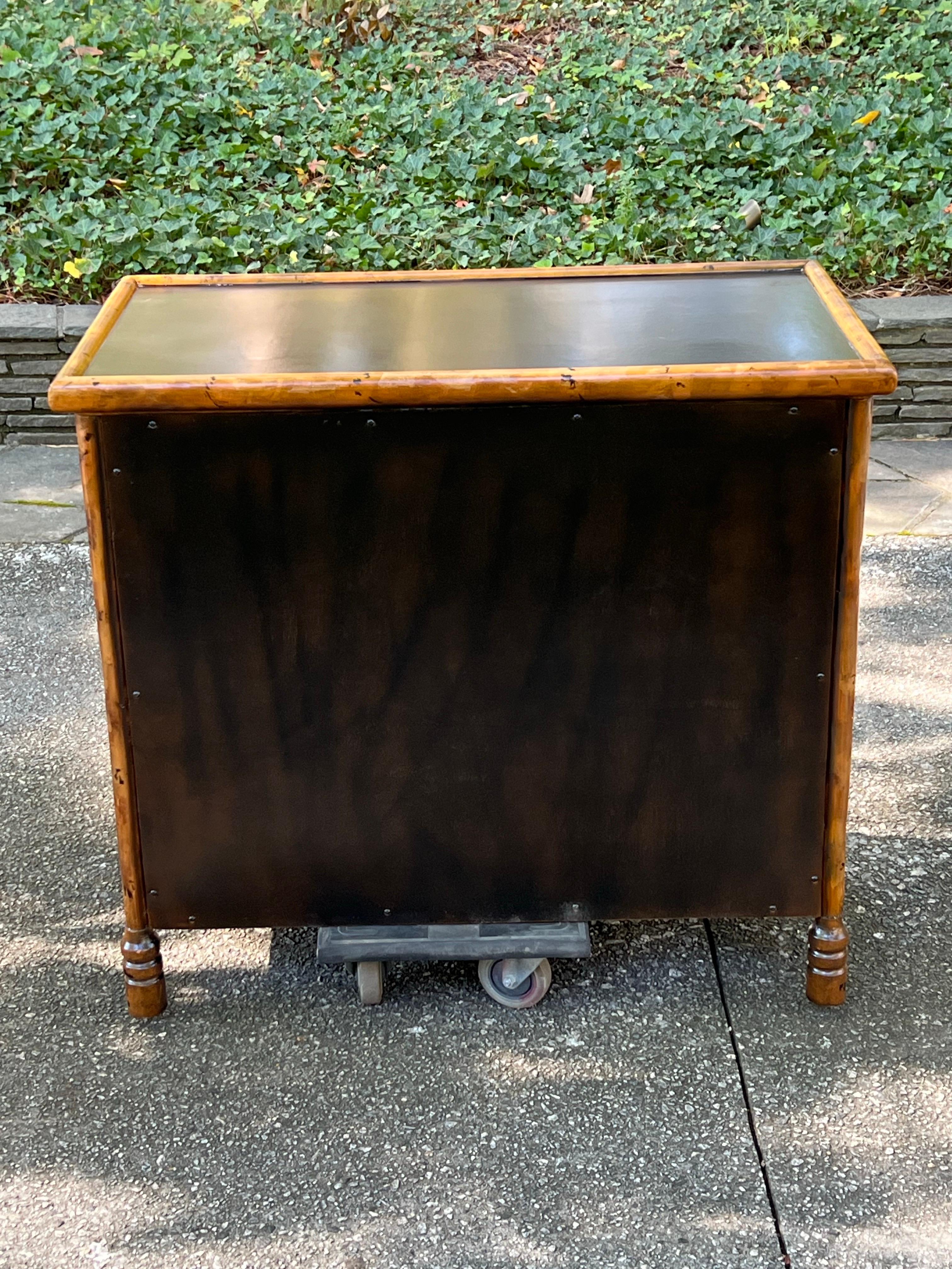 Legno massiccio Strepitosa cassapanca di bambù in rattan British Colonial d'epoca - Coppia disponibile in vendita