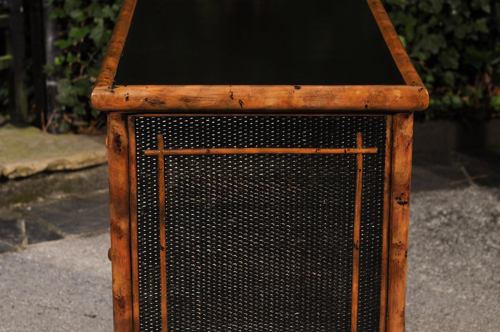 Bambù Strepitosa cassapanca di bambù in rattan British Colonial d'epoca - Coppia disponibile in vendita