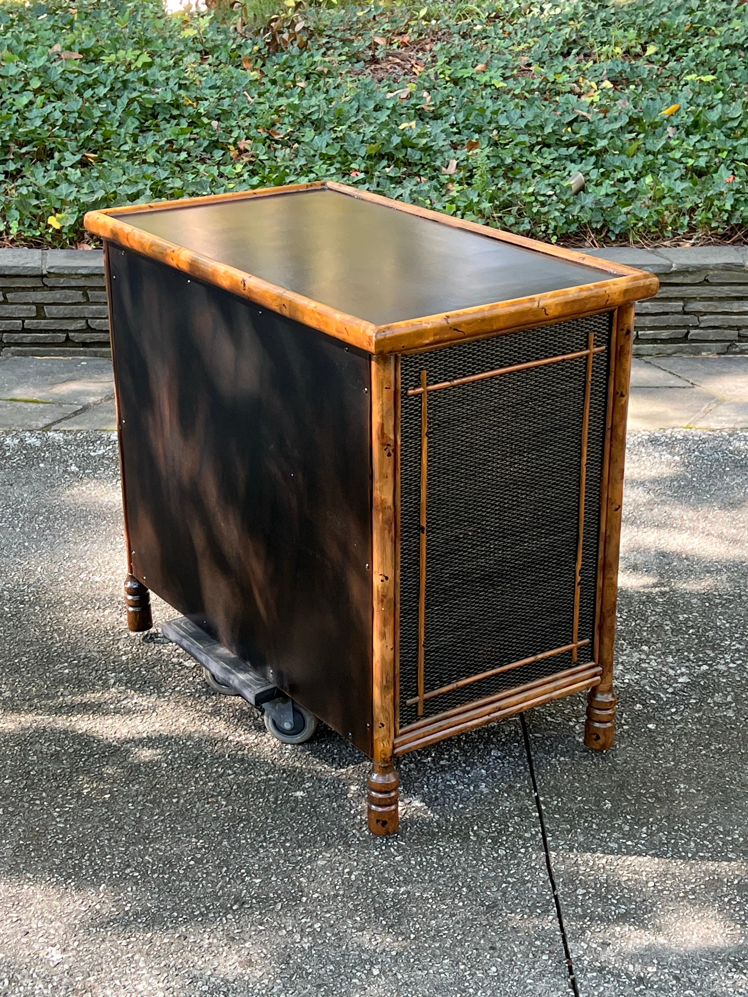 Strepitosa cassapanca di bambù in rattan British Colonial d'epoca - Coppia disponibile in vendita 1