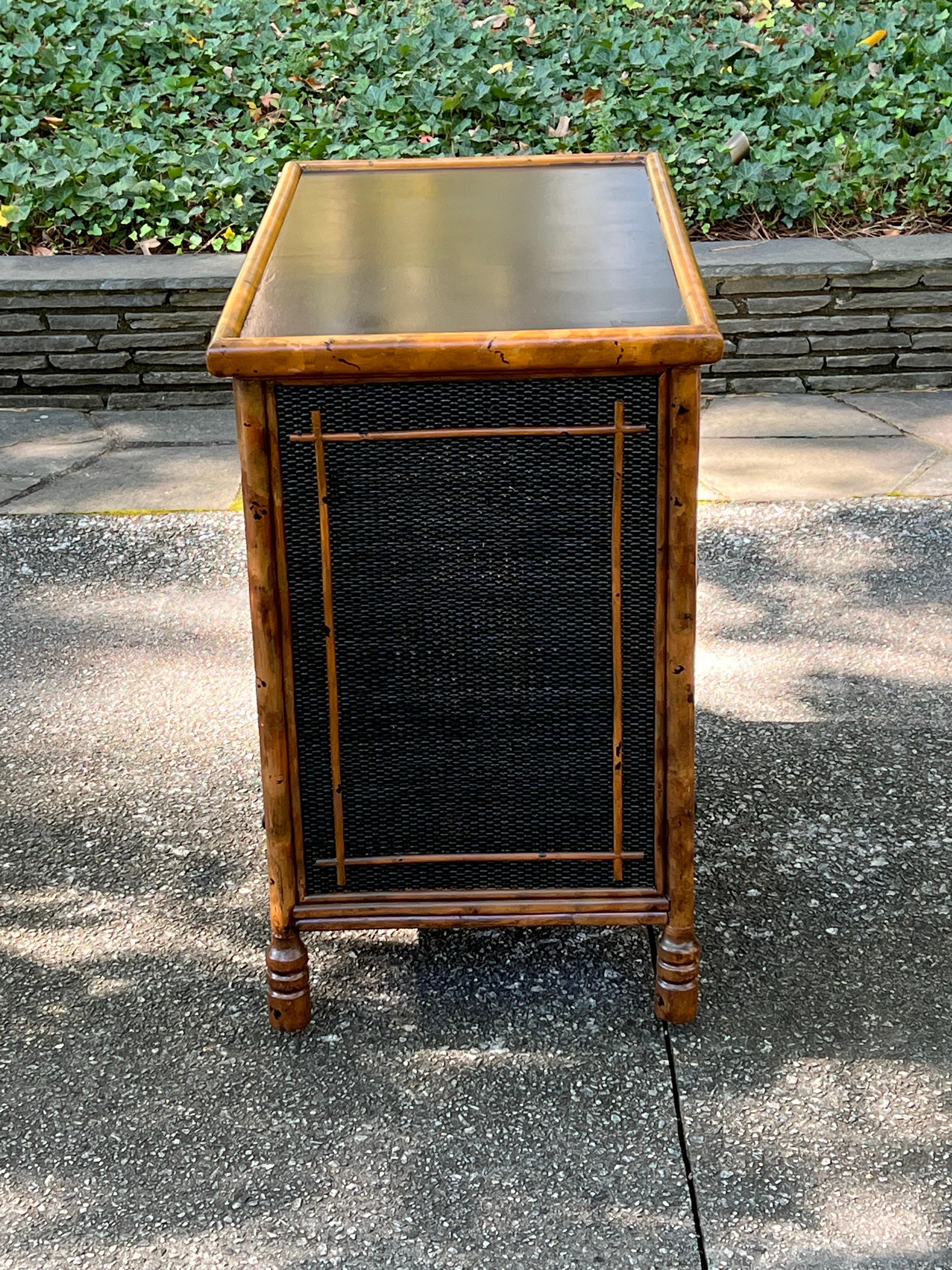 Strepitosa cassapanca di bambù in rattan British Colonial d'epoca - Coppia disponibile in vendita 2