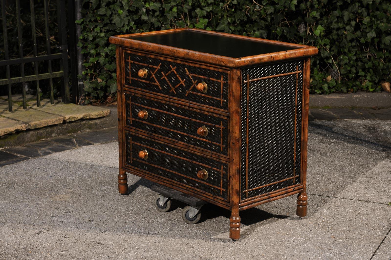 Strepitosa cassapanca di bambù in rattan British Colonial d'epoca - Coppia disponibile in vendita 2