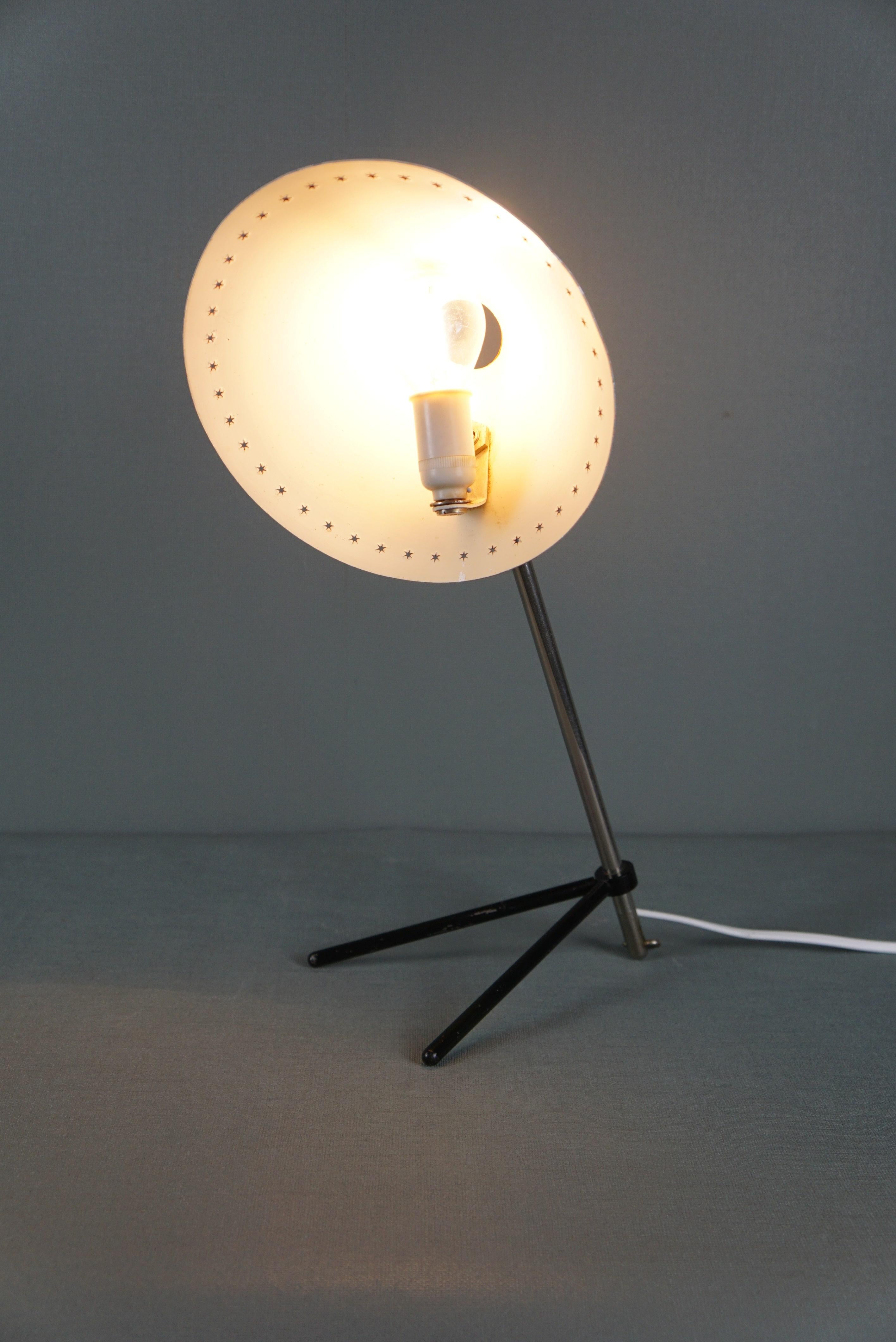 Offered is this designer table lamp with adjustable leg.

This desk or table lamp is one to have in your home because it has a simple design that is still striking. This is, for example, due to the red hood and the black simple leg. The lamp can be