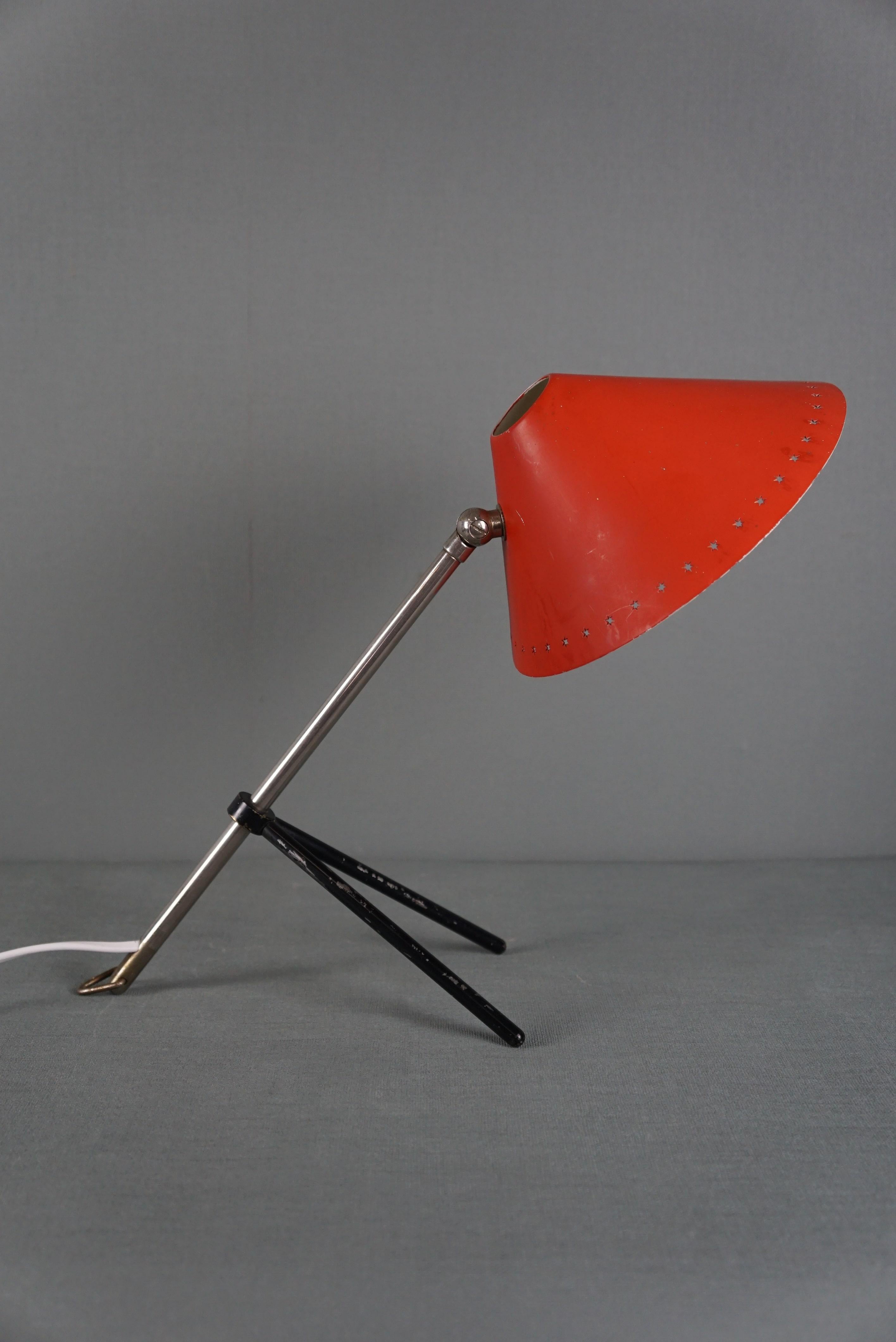 Auffällige Vintage Hala Zeist Design-Tischlampe mit rotem Schirm (Europäisch) im Angebot