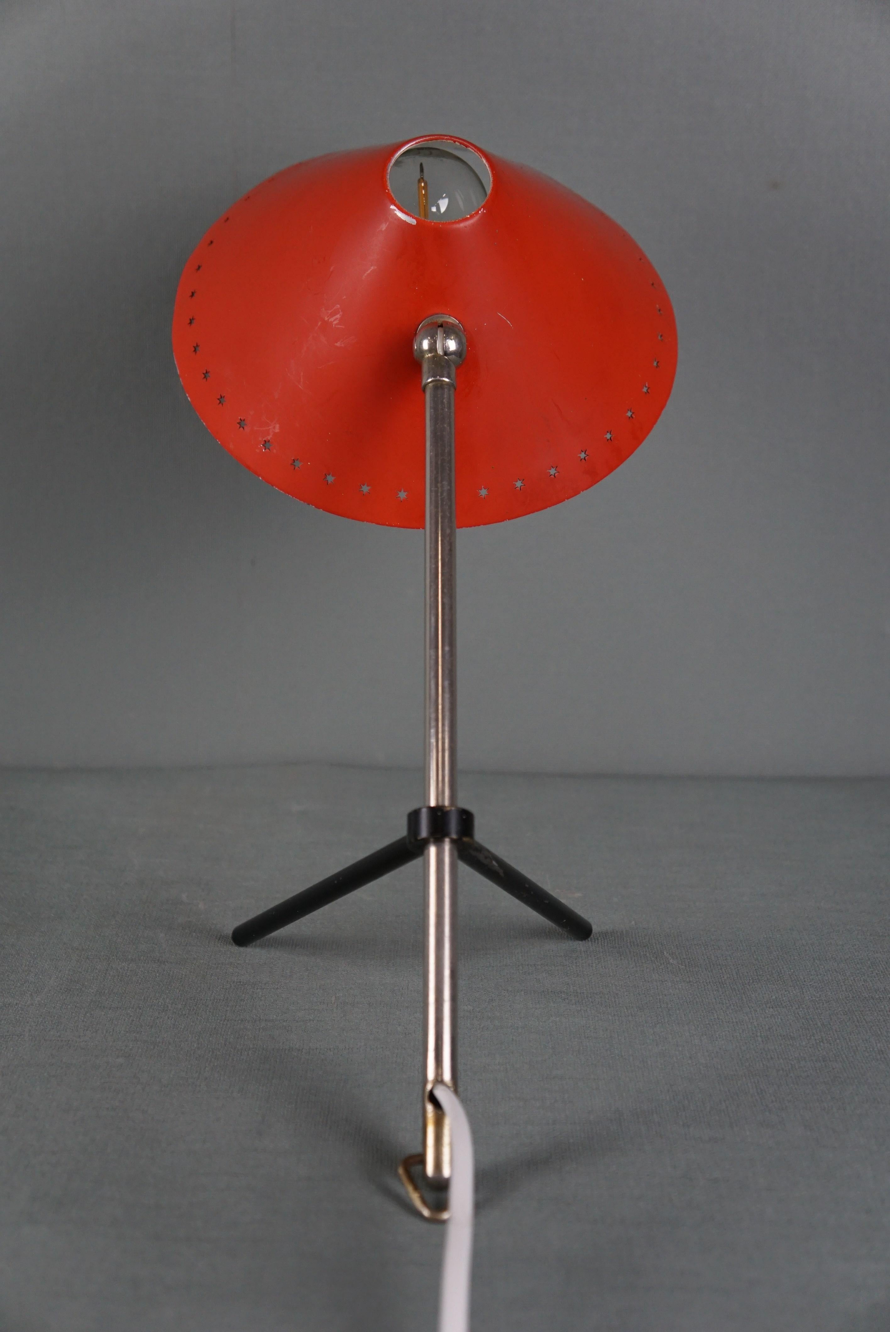 Auffällige Vintage Hala Zeist Design-Tischlampe mit rotem Schirm im Zustand „Gut“ im Angebot in Harderwijk, NL