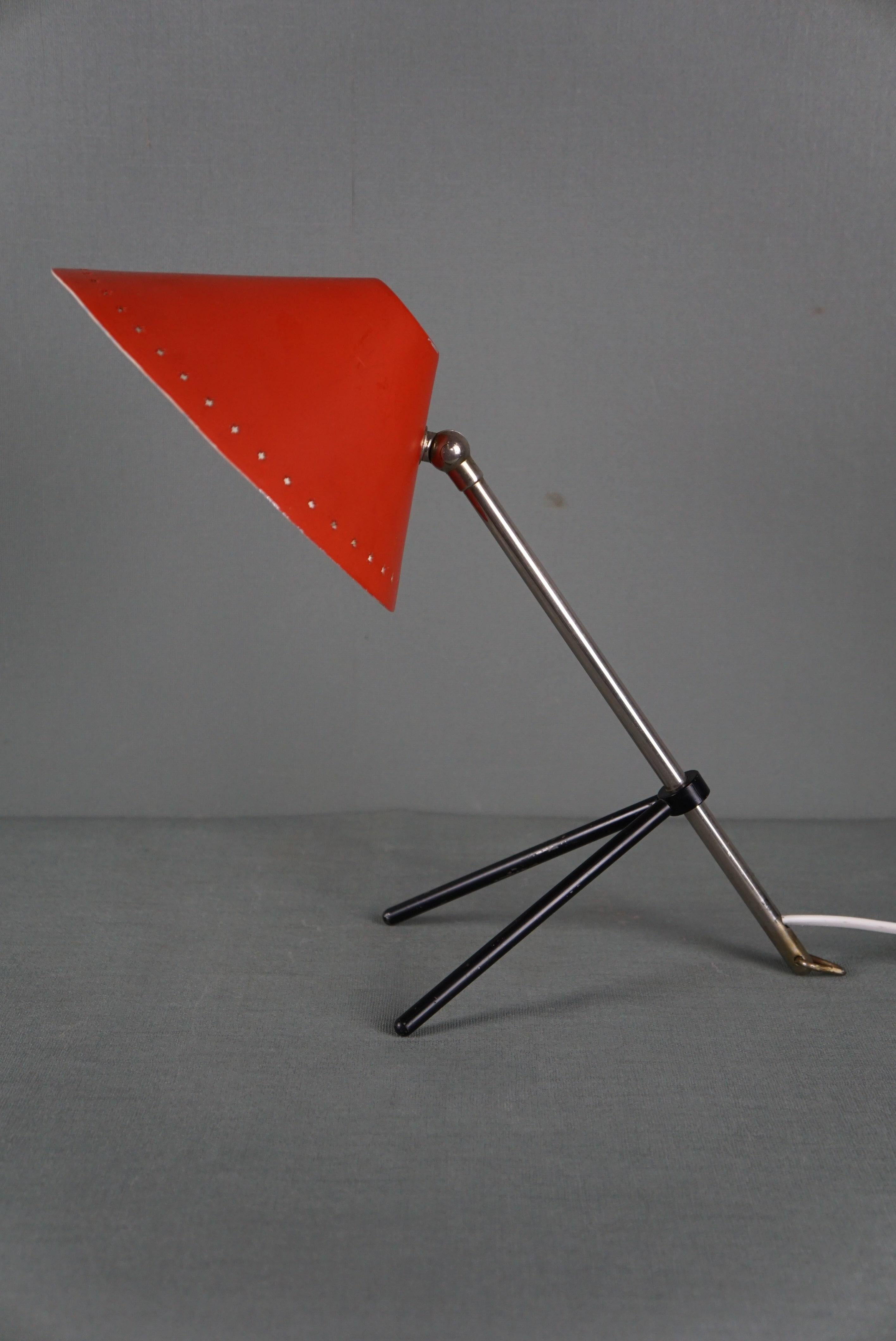 Auffällige Vintage Hala Zeist Design-Tischlampe mit rotem Schirm (Mitte des 20. Jahrhunderts) im Angebot