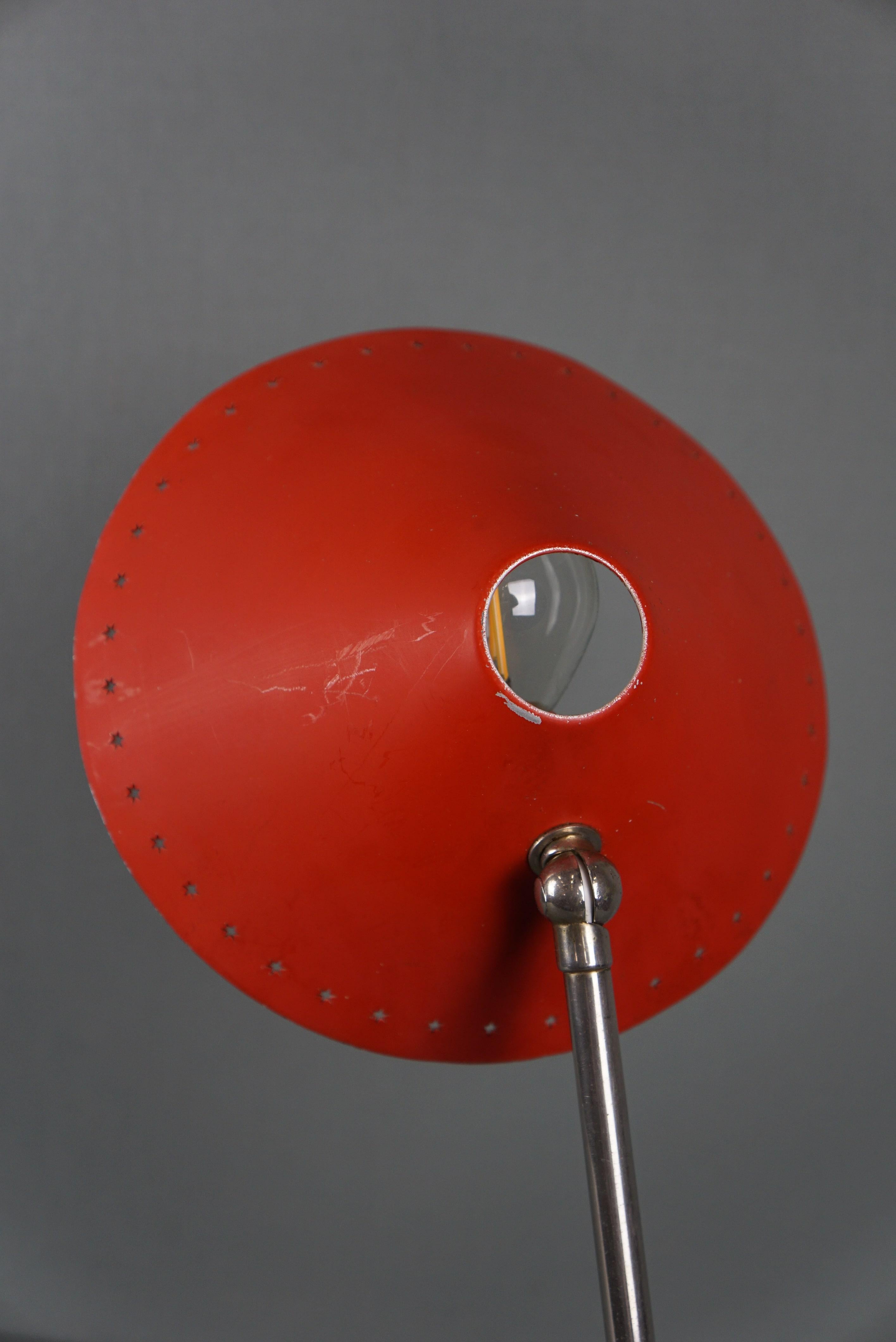 Auffällige Vintage Hala Zeist Design-Tischlampe mit rotem Schirm (Metall) im Angebot