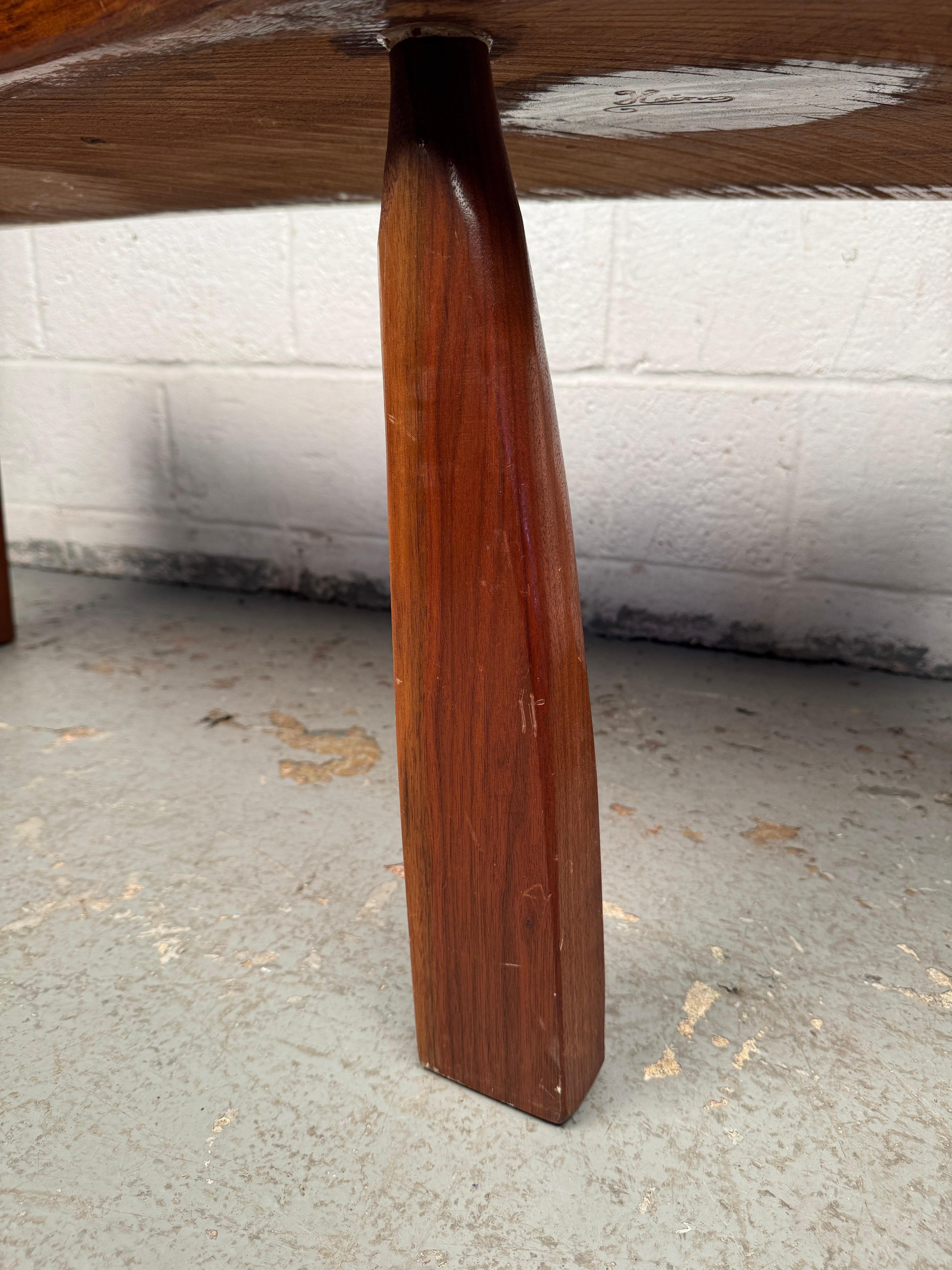 Table basse vintage à bord vif étonnante en vente 4