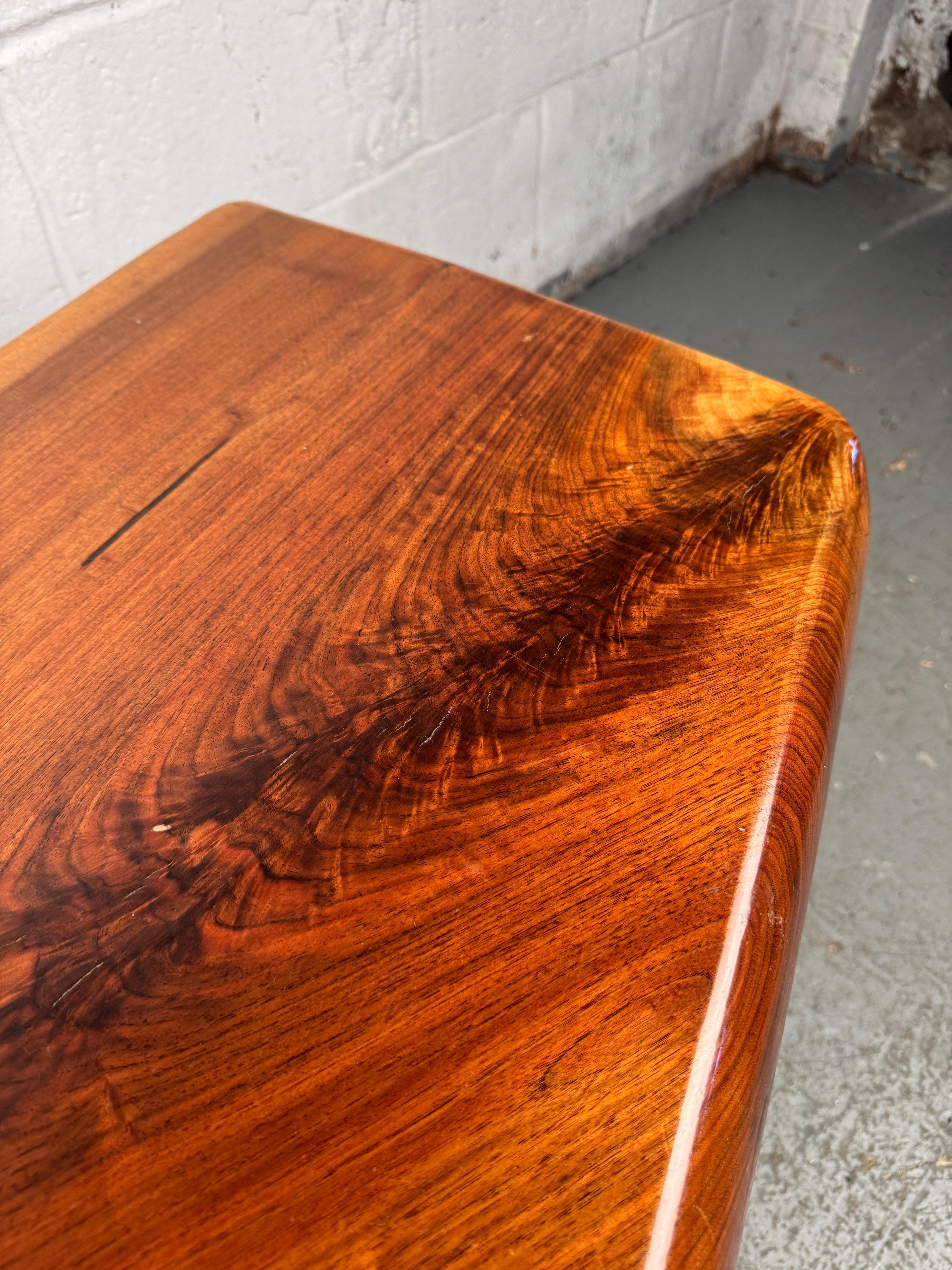 Table basse vintage à bord vif étonnante en vente 6