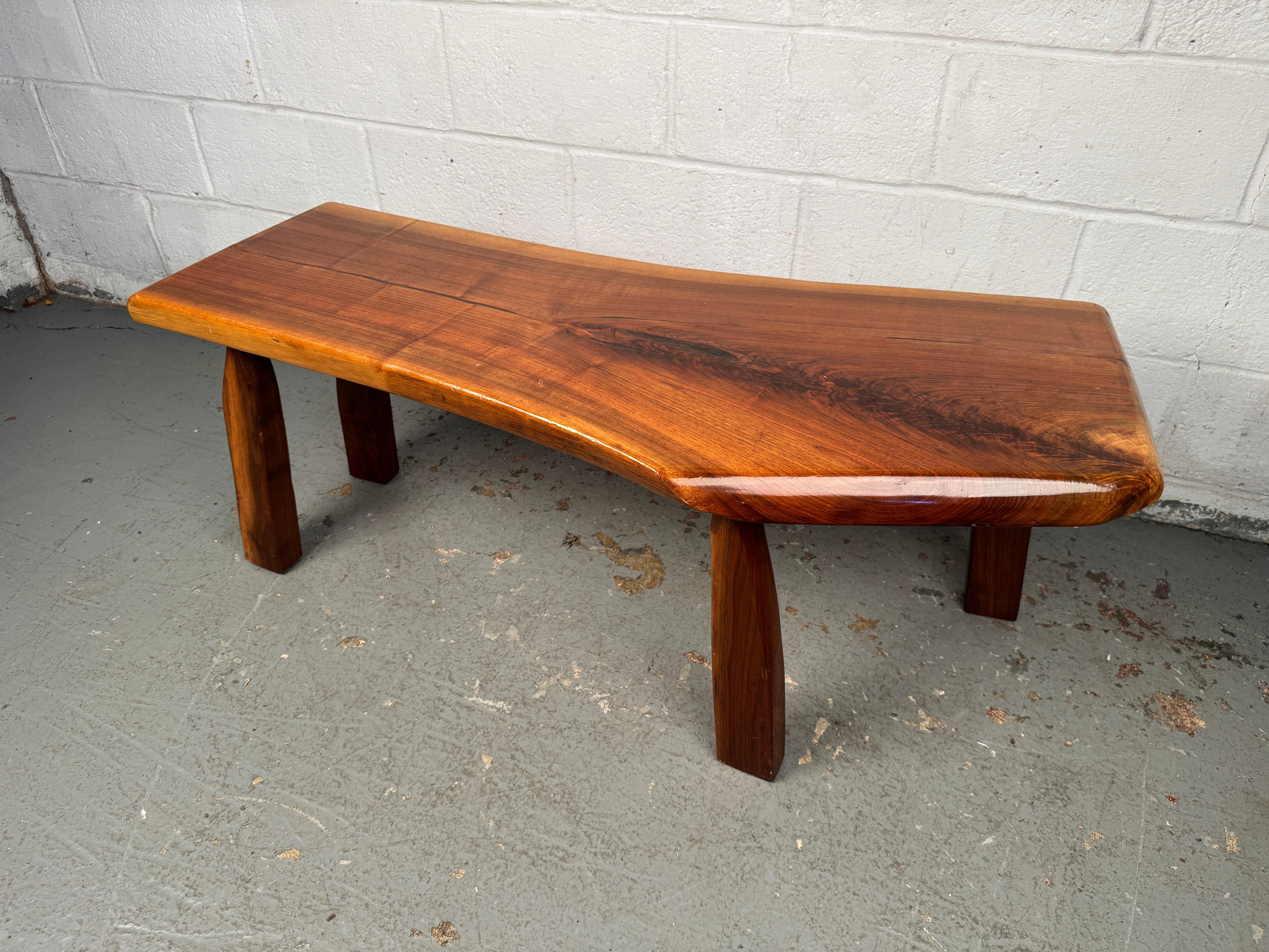 Table basse vintage à bord vif étonnante en vente 9