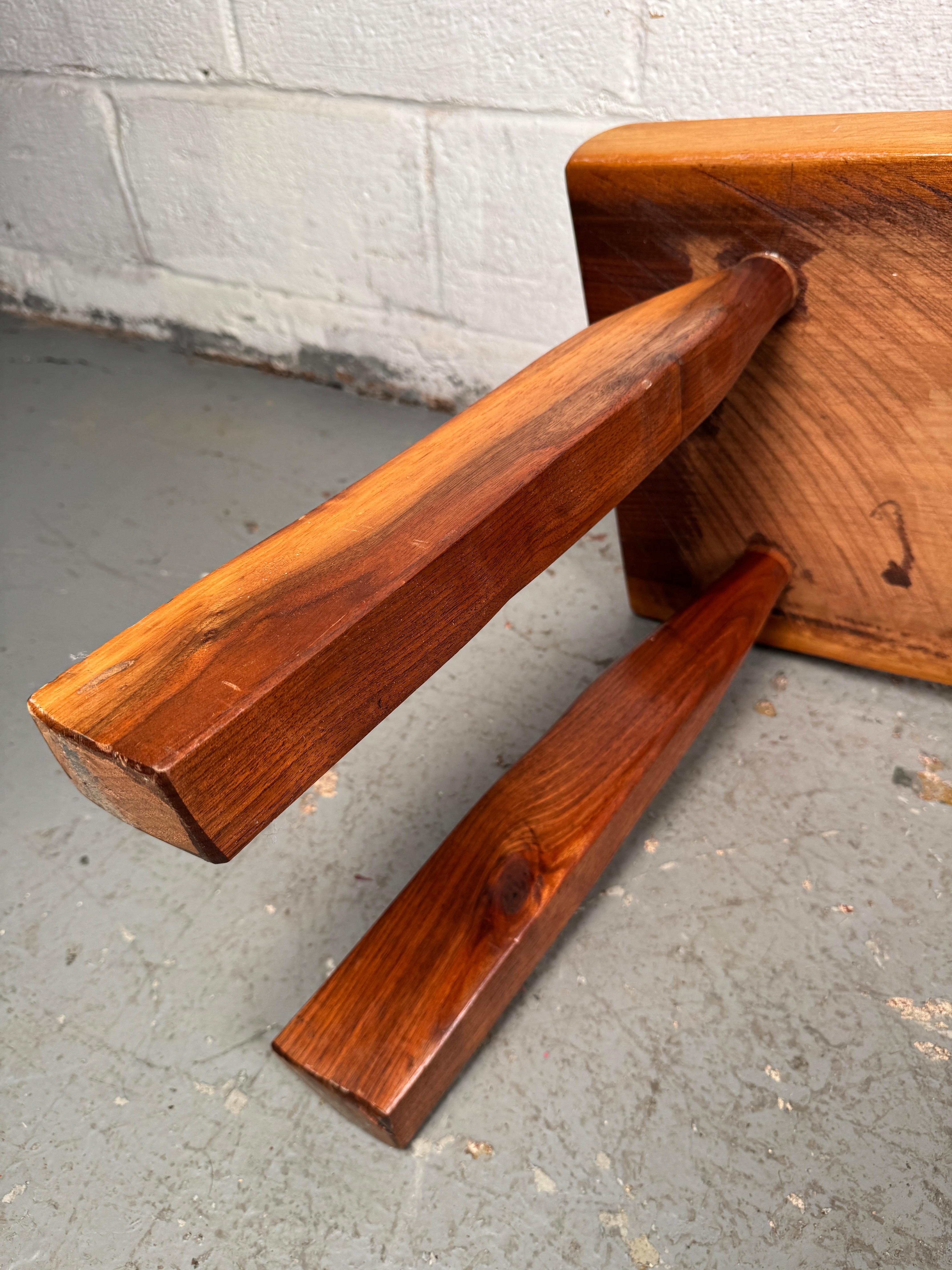 Table basse vintage à bord vif étonnante en vente 11