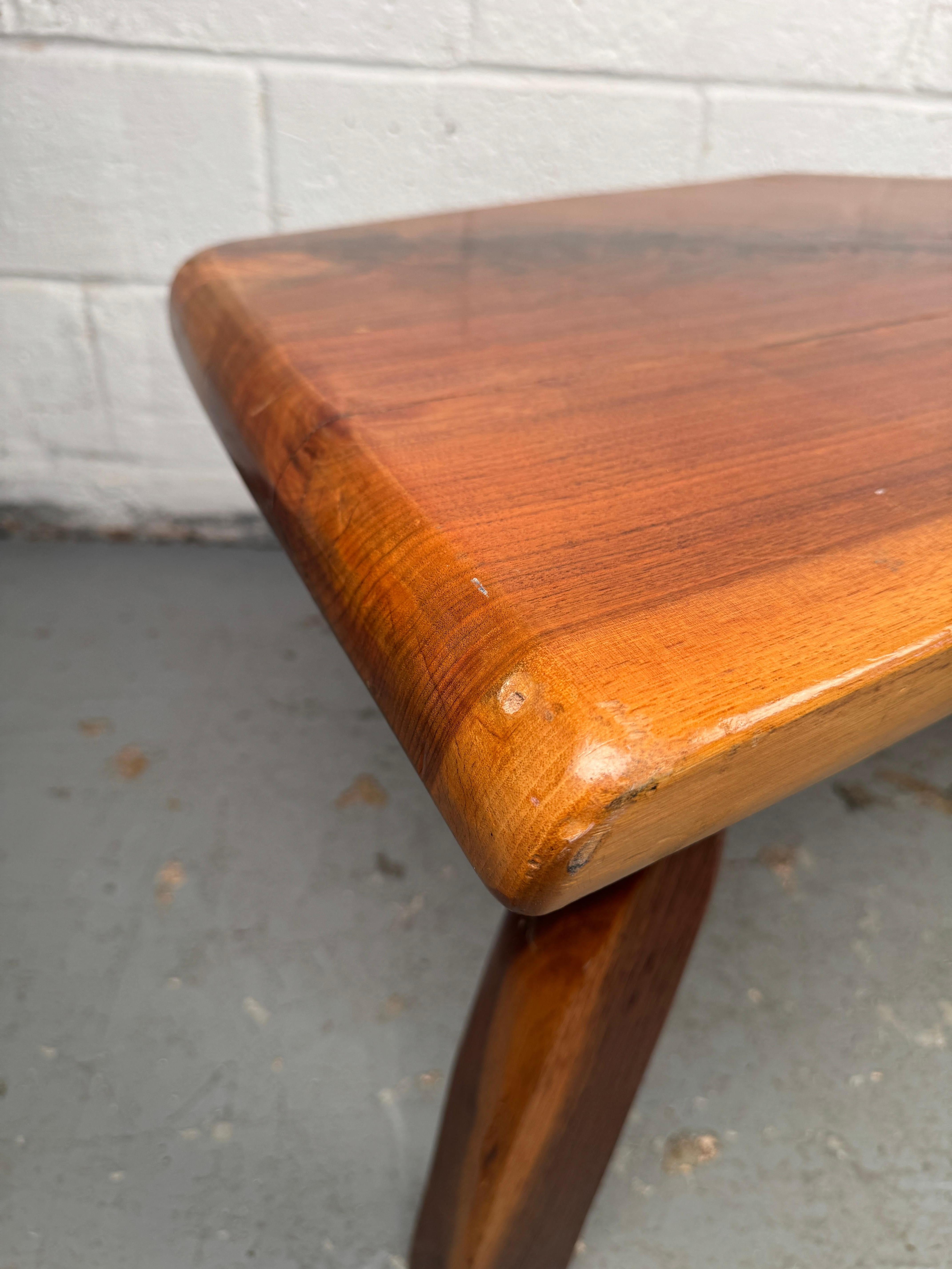 Table basse vintage à bord vif étonnante en vente 12