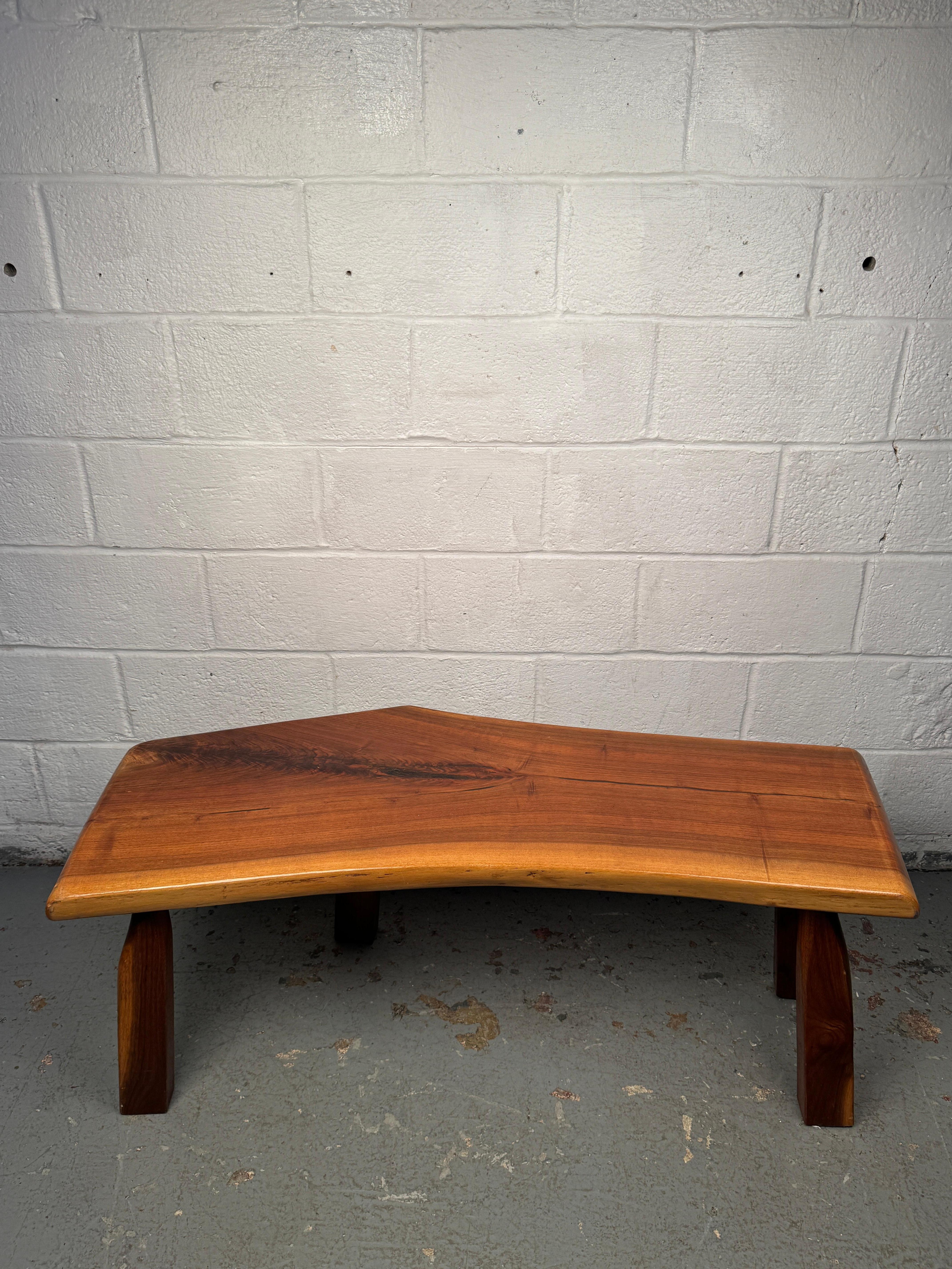 Table basse vintage à bord vif étonnante en vente 13