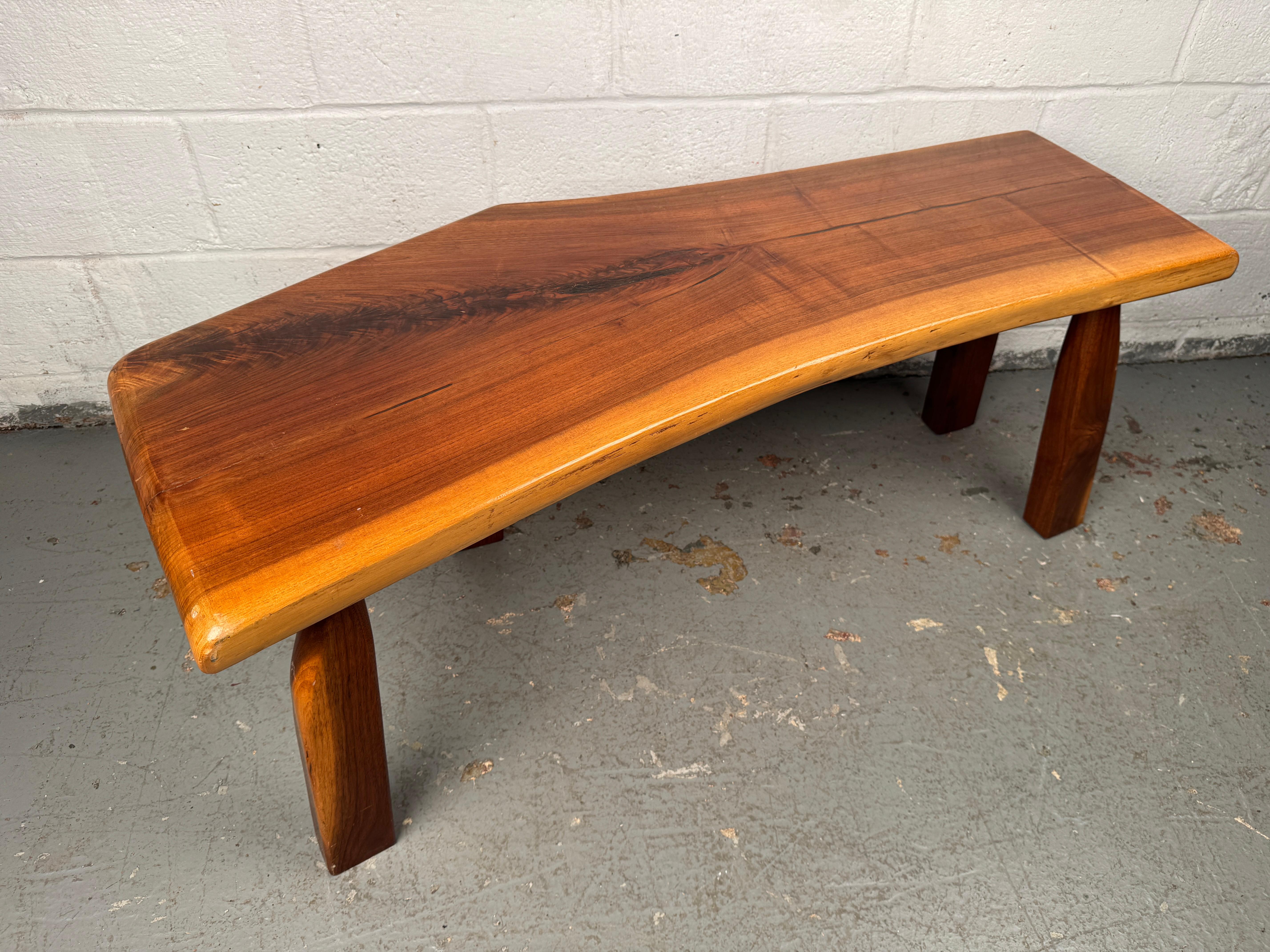 Mid-Century Modern Table basse vintage à bord vif étonnante en vente