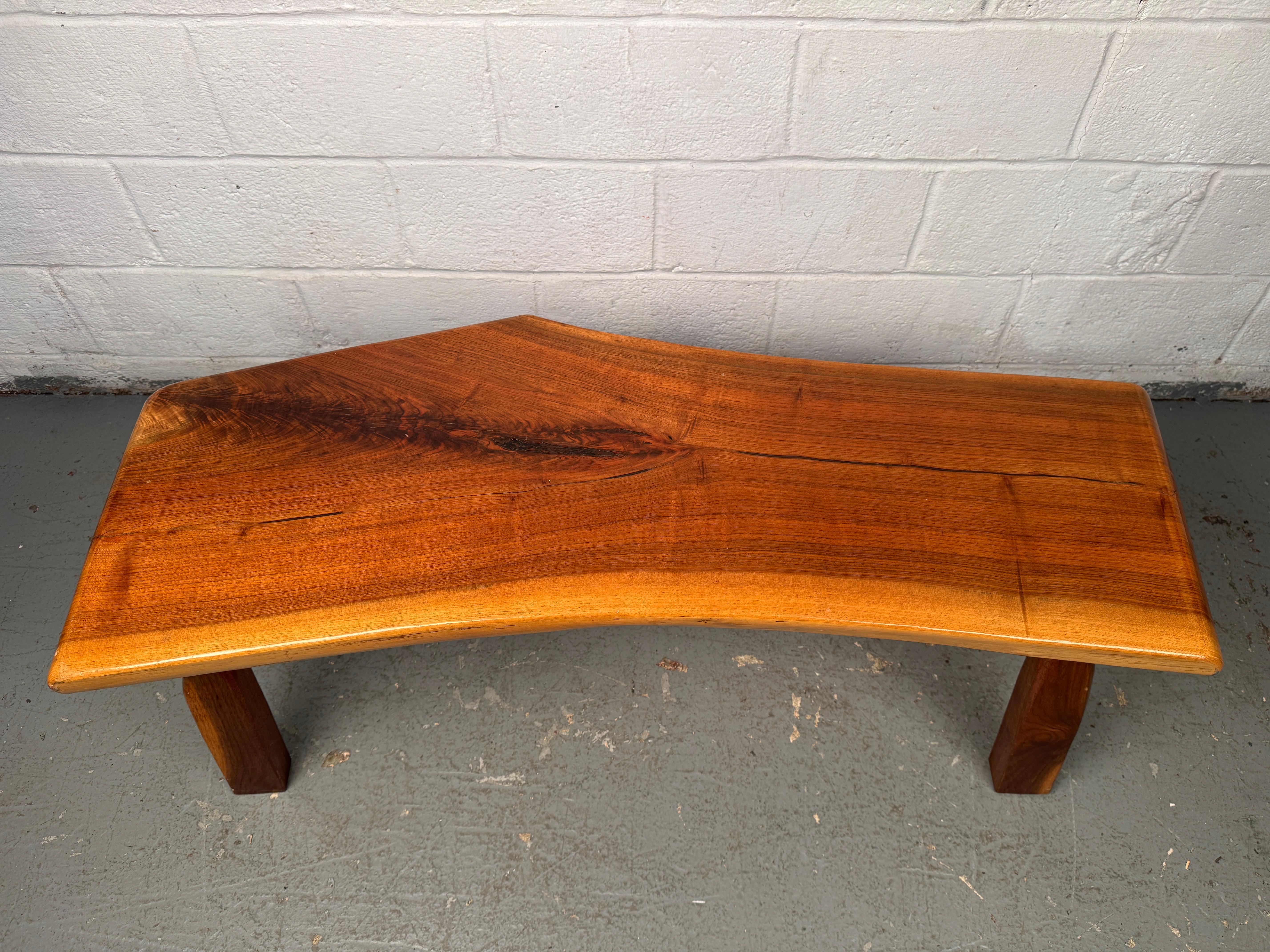 20ième siècle Table basse vintage à bord vif étonnante en vente