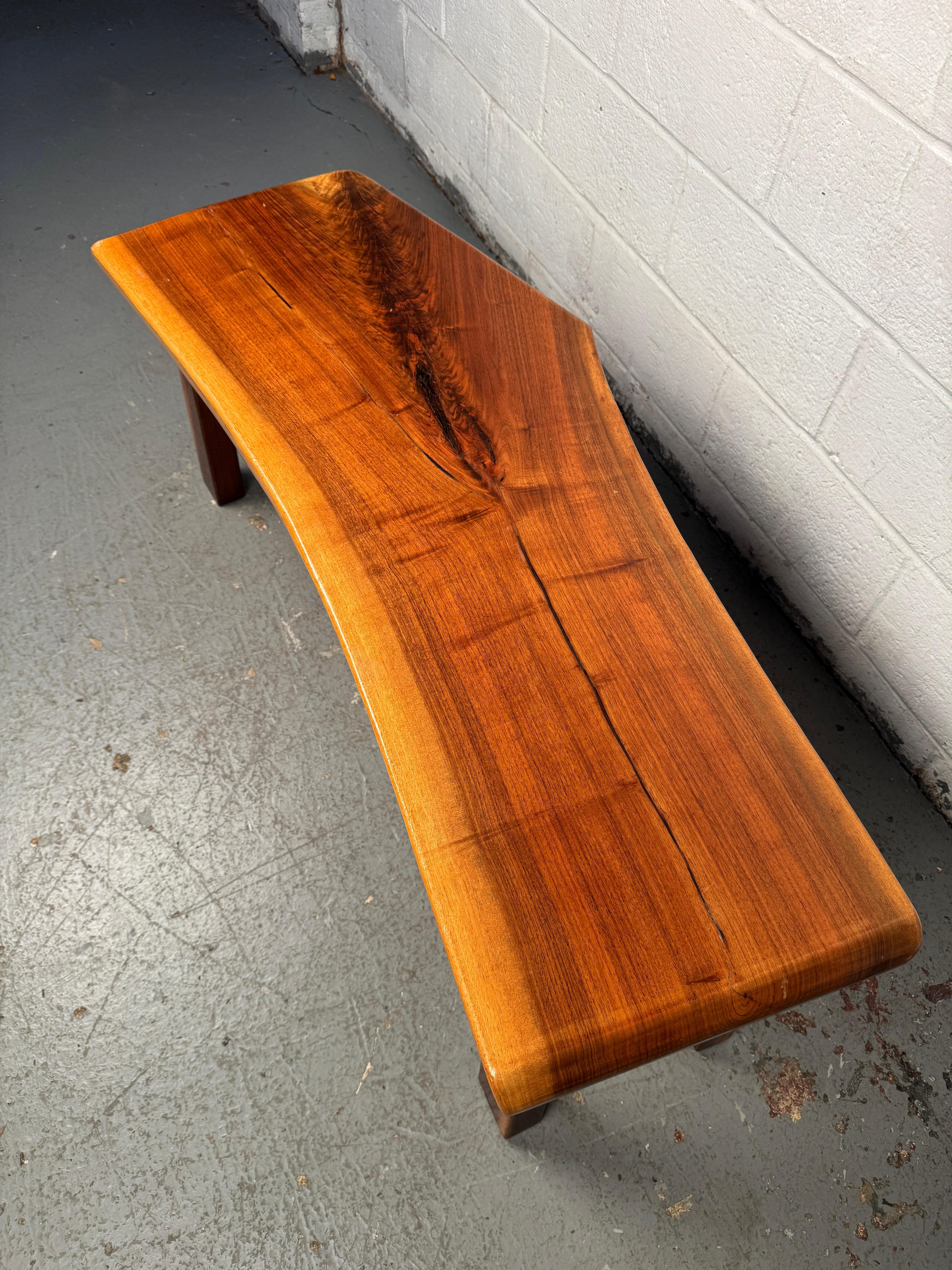 Bois Table basse vintage à bord vif étonnante en vente