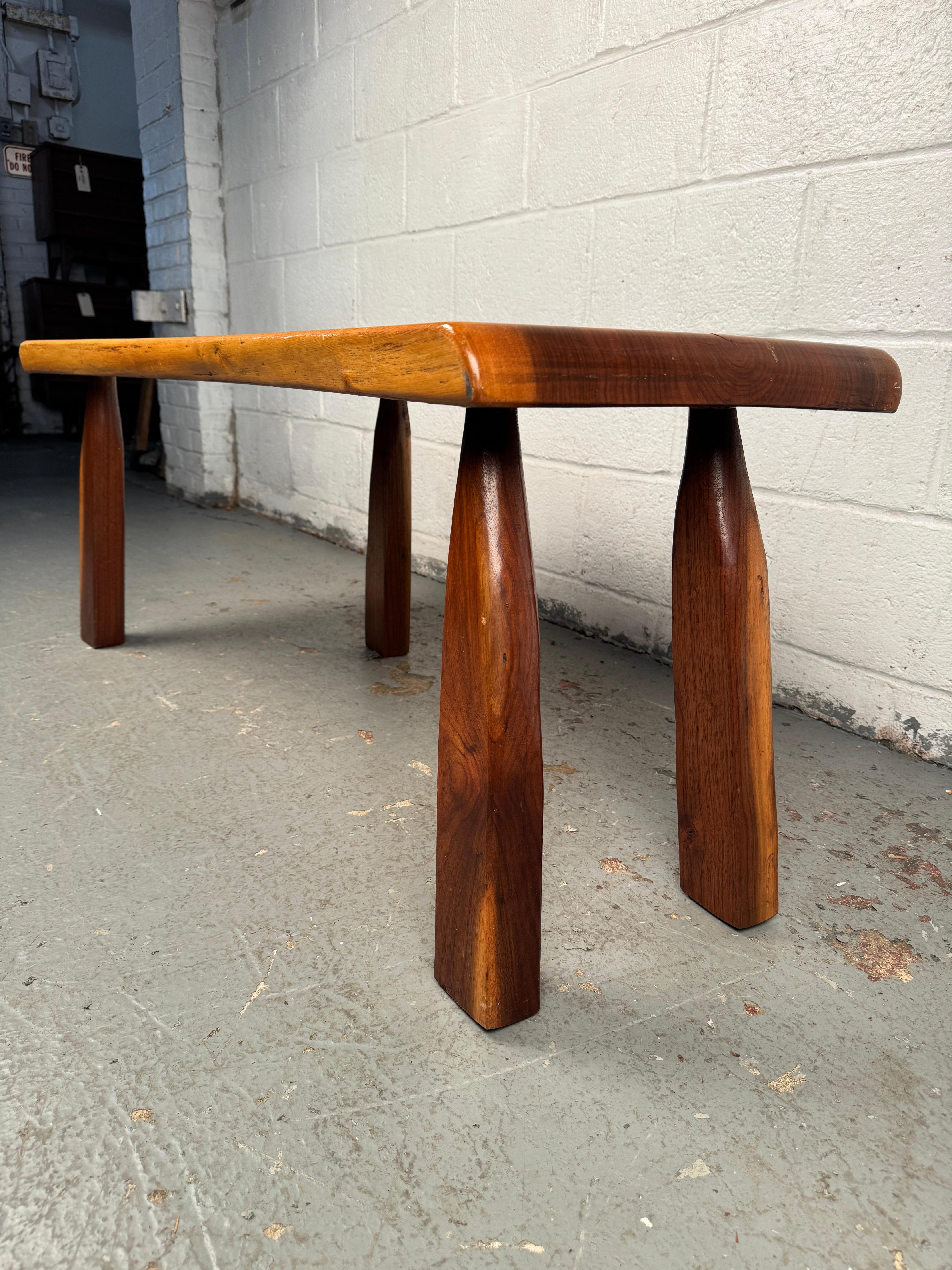 Table basse vintage à bord vif étonnante en vente 1