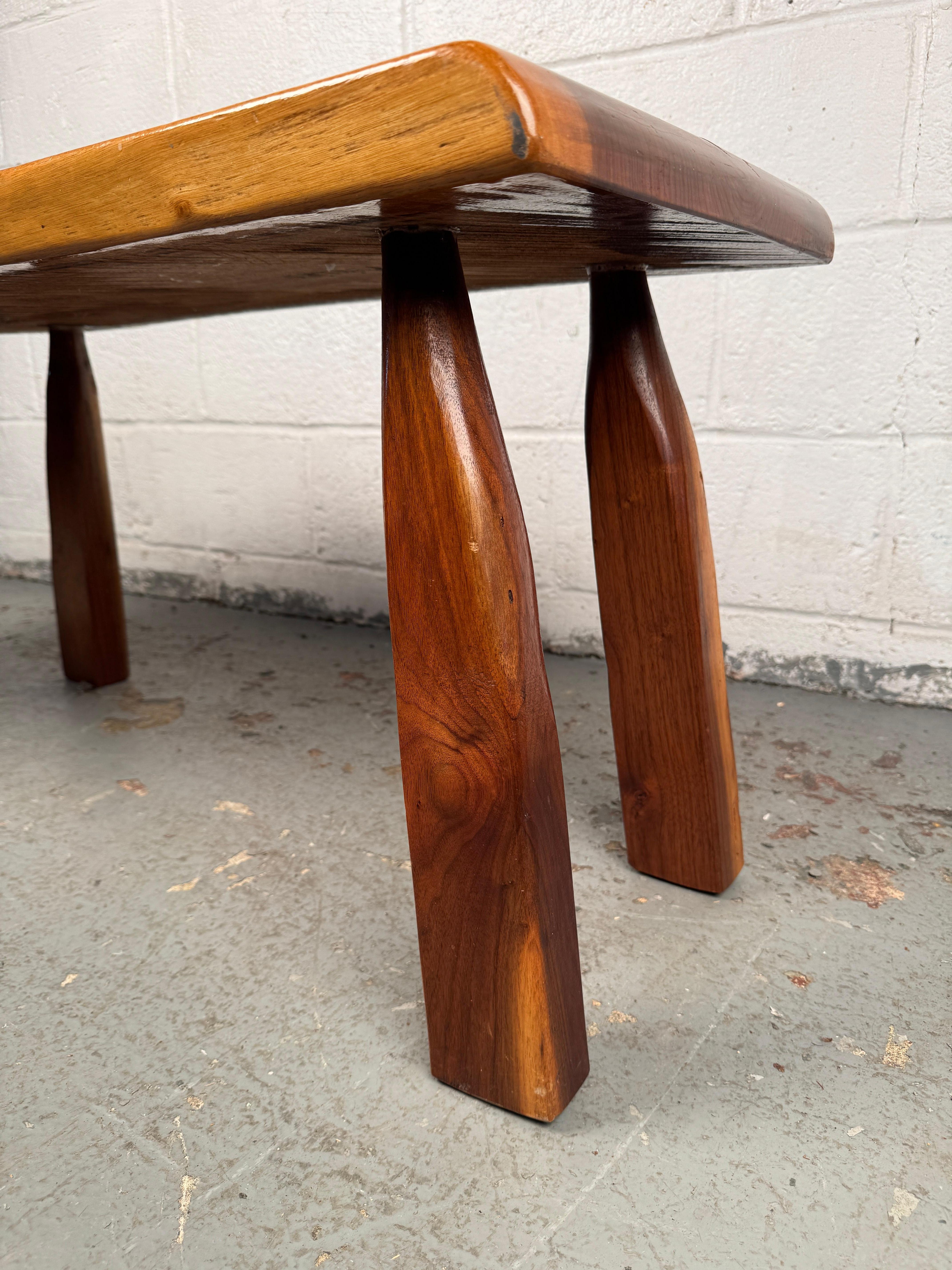 Table basse vintage à bord vif étonnante en vente 2