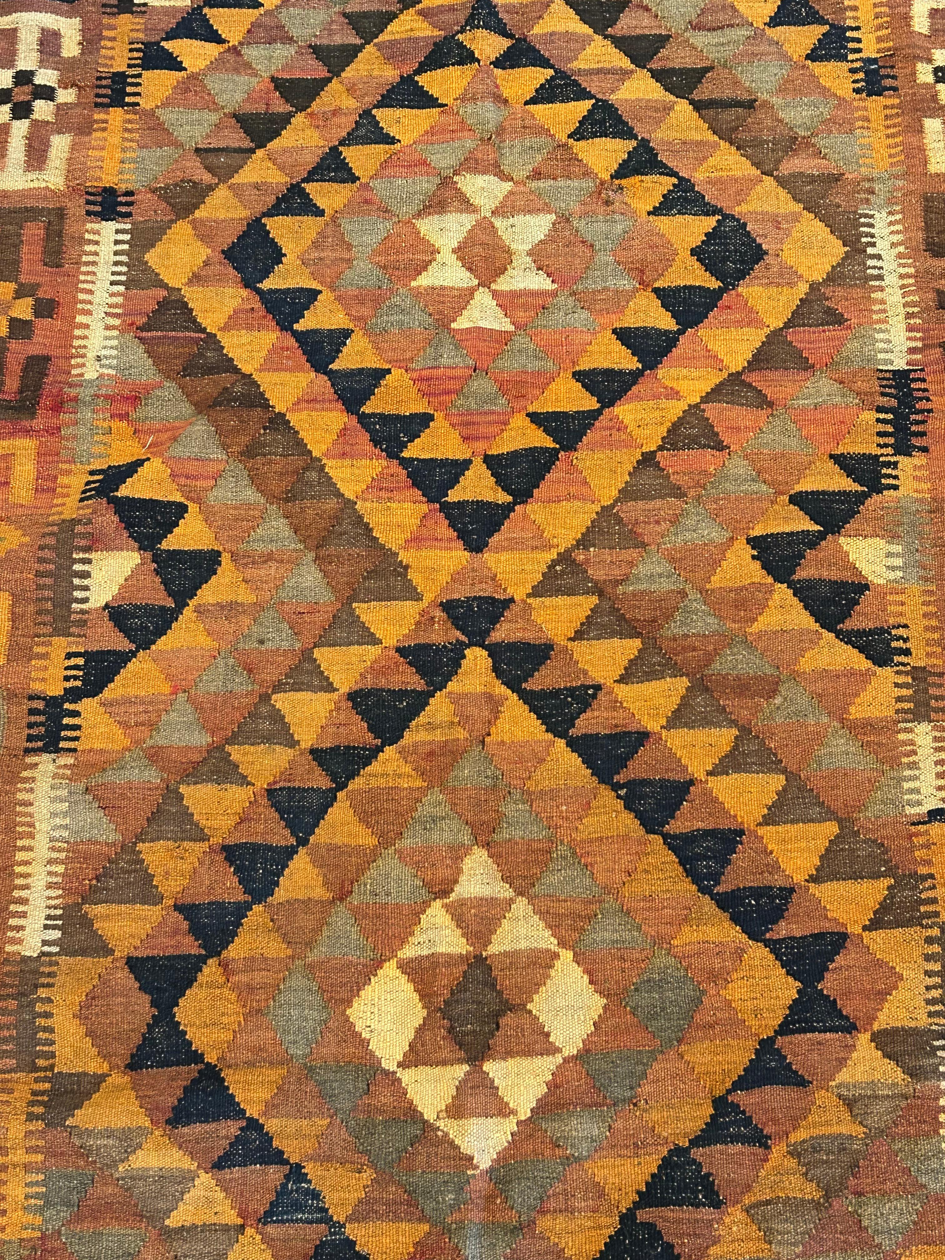 Schöner Vintage-Kilim-Teppich mit klassischem geometrischem Muster und wunderbarer erdiger Farbpalette mit Orange, verbranntem Orange, Braun, Beige und Taupe.